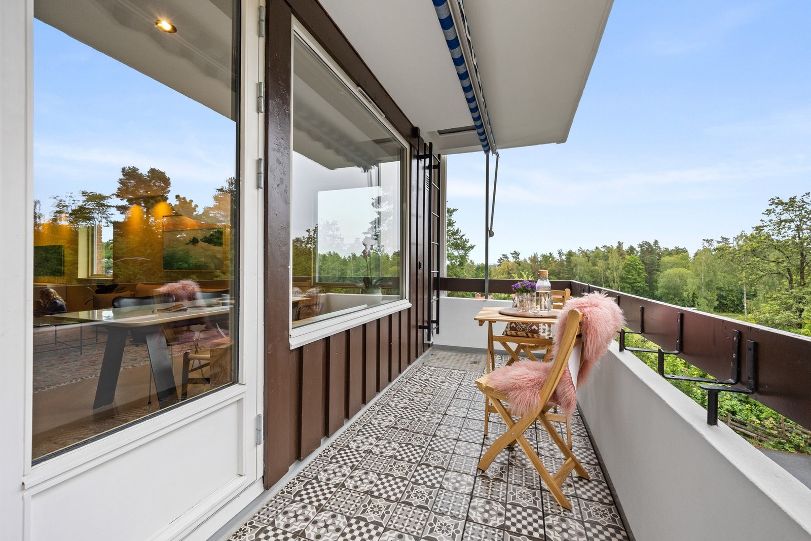 Her er det god plass til en koselig sittegruppe hvor utsikten kan nytes. Galleribilde