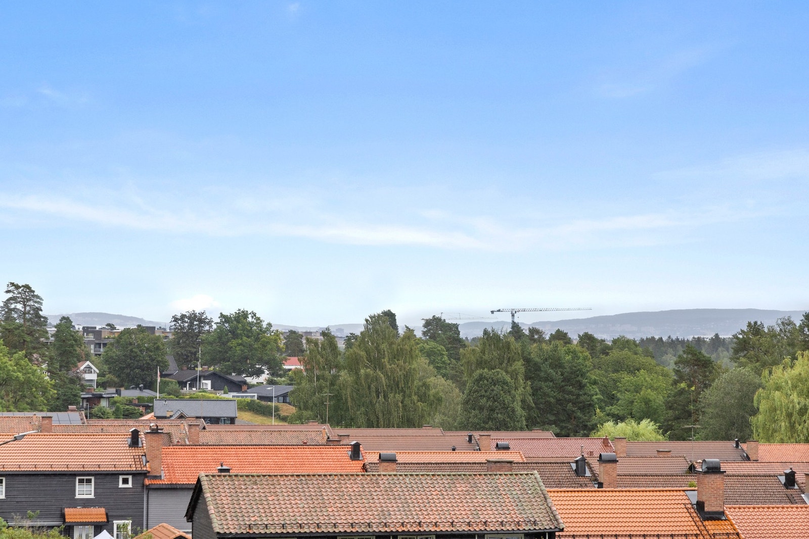 180 graders utsyn mot Oslo, kyststien og grønne omgivelser; en sjelden kombinasjon av nærhet til både natur/sjøen og byen. Galleribilde