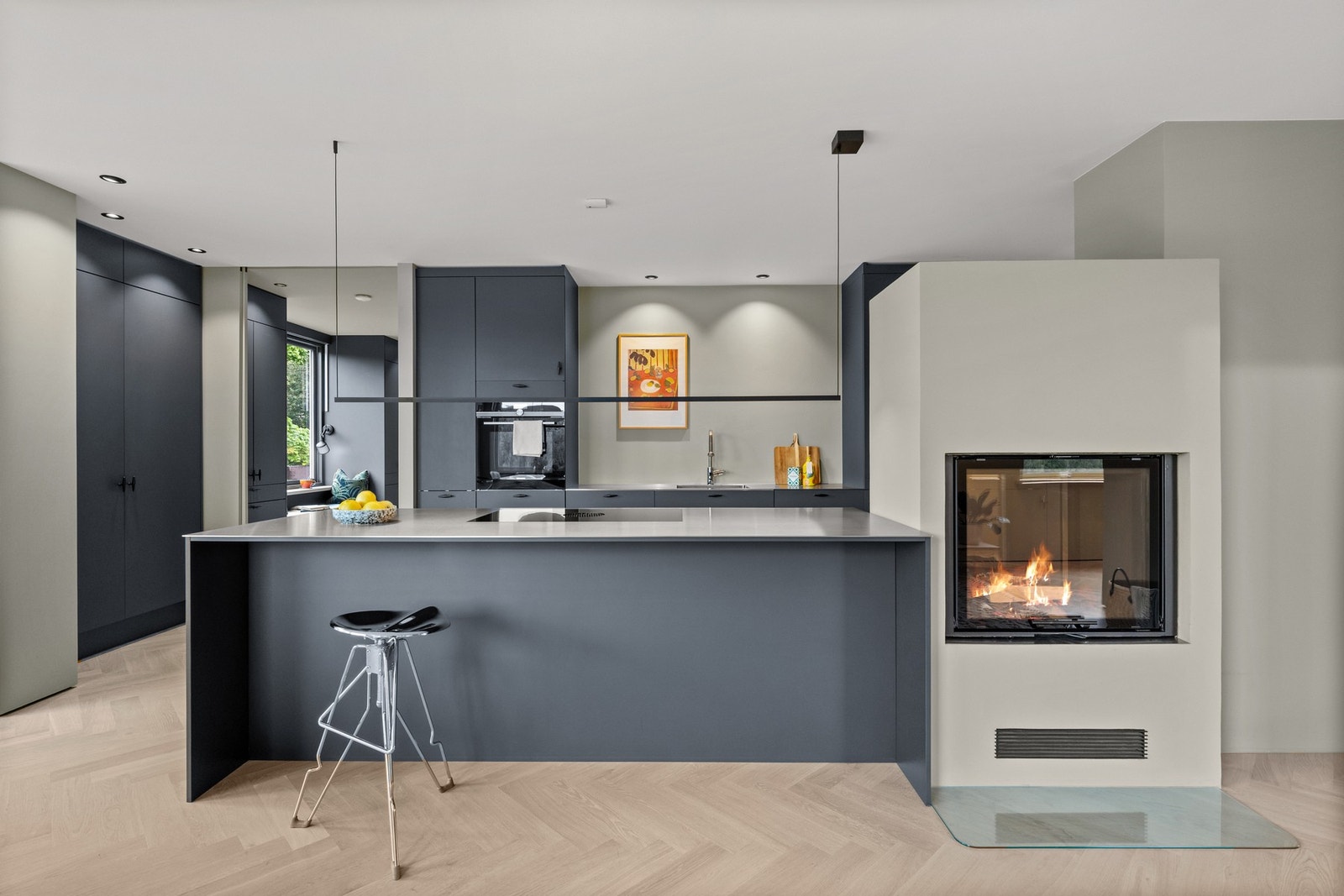 Delikat og innholdrikt kjøkken med integrerte hvitevarer fra 2021. Galleribilde