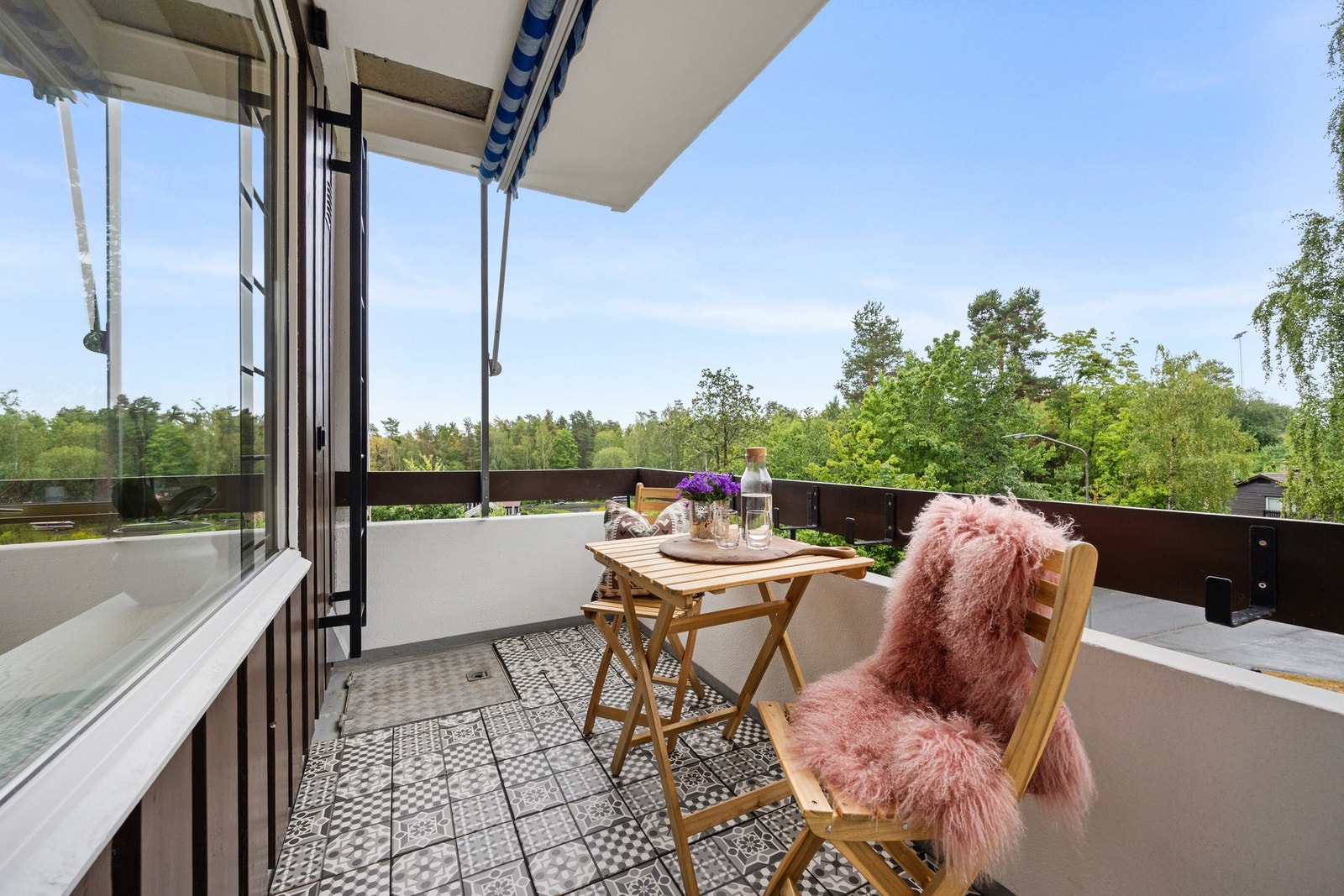 Balkongen byr på utsikt i flere retninger og har gode solforhold. Galleribilde