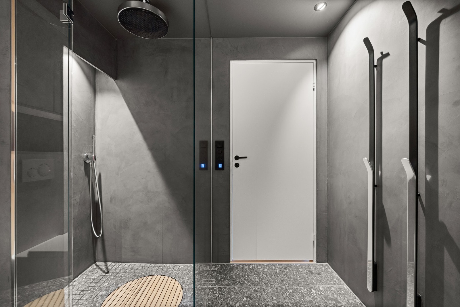 Baderommet er fra 2021 og fremstår moderne, delikat og funksjonelt. Galleribilde