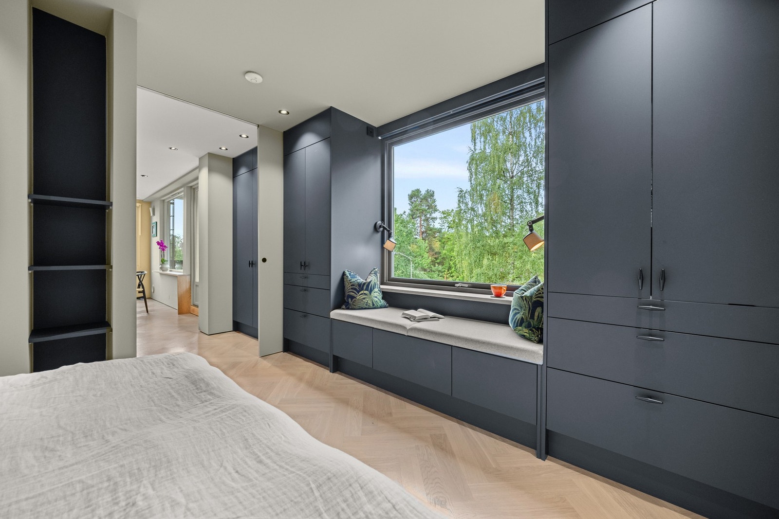 På soverommet finner du et koselig vindussete med nydelig utsikt mot grønne omgivelser. Galleribilde
