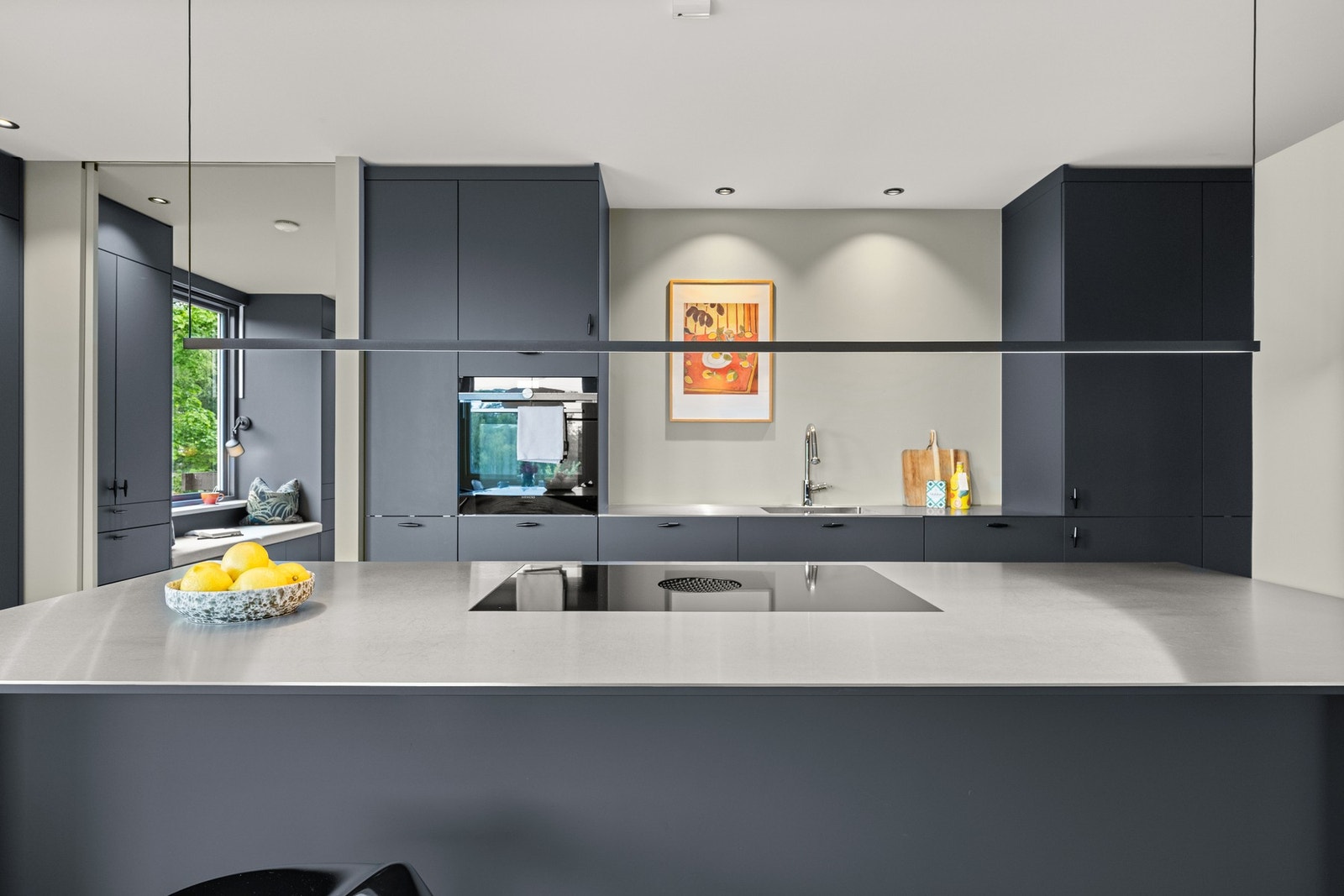 Stilrent kjøkken med kjøkkenøy. Galleribilde