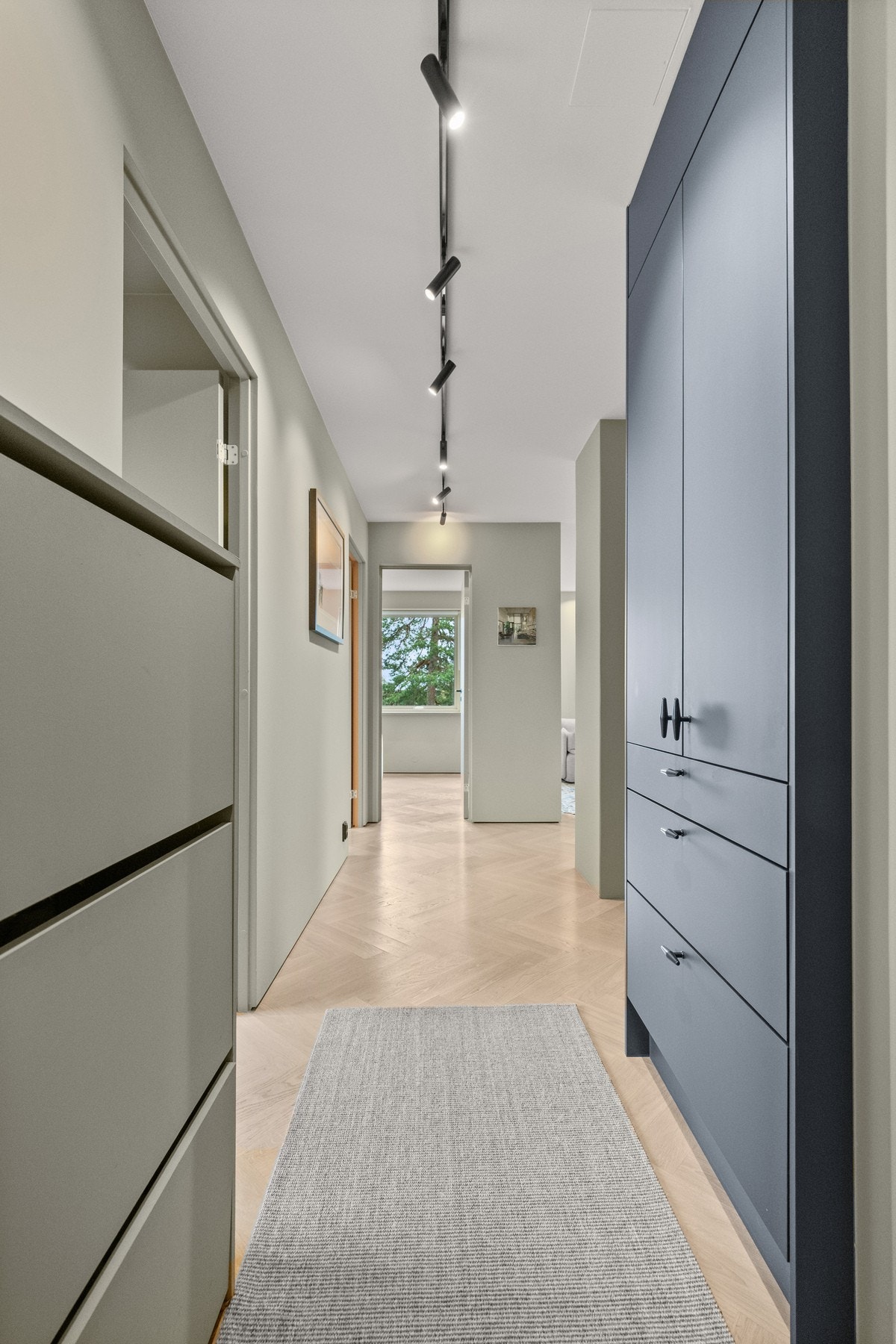 Ved entréen er det også praktiske garderobeskap som gir rikelig med oppbevaringsmulighet Galleribilde