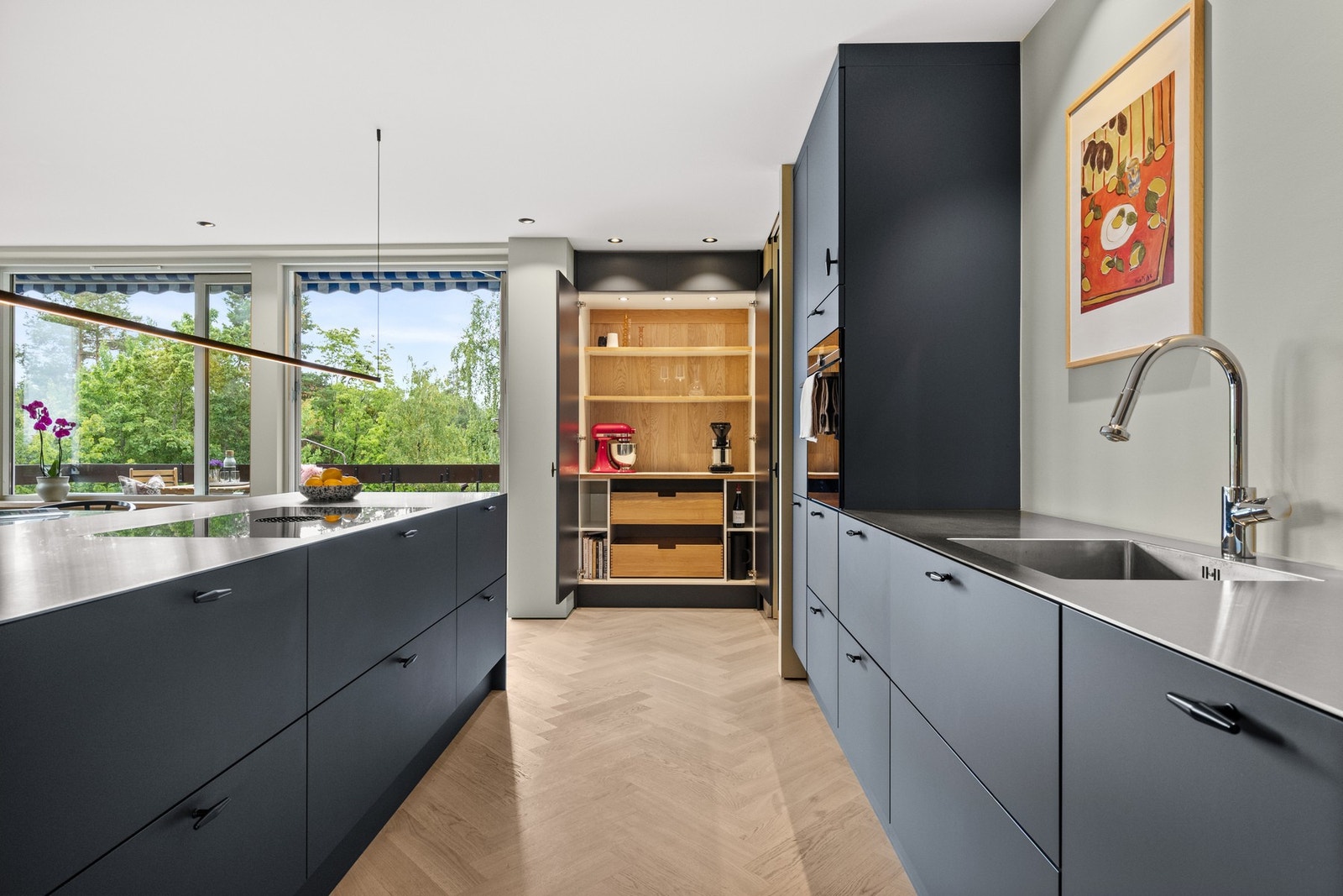 Kjøkkenet kombinerer funksjonalitet og moderne design, med smart oppbevaring og gode arbeidsflater. Galleribilde