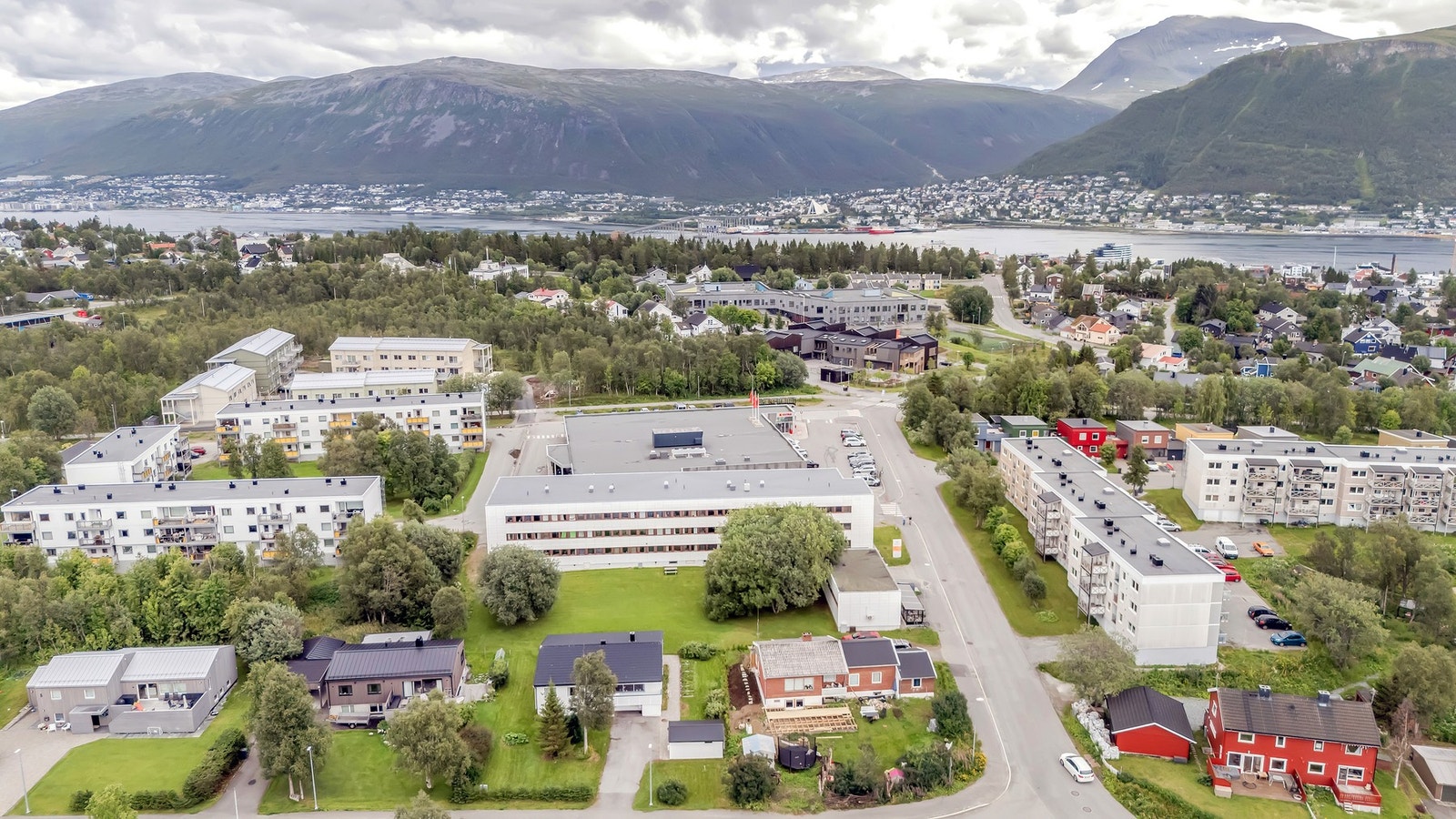 Kort avstand til butikk, skole, barnehage, Prestvannet og lysløypa Galleribilde