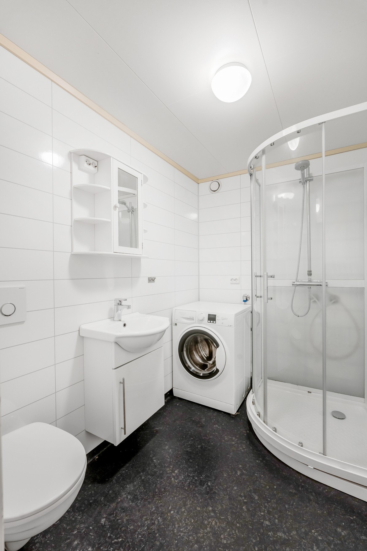 Badet i underetasjen med opplegg for vaskemaskin Galleribilde
