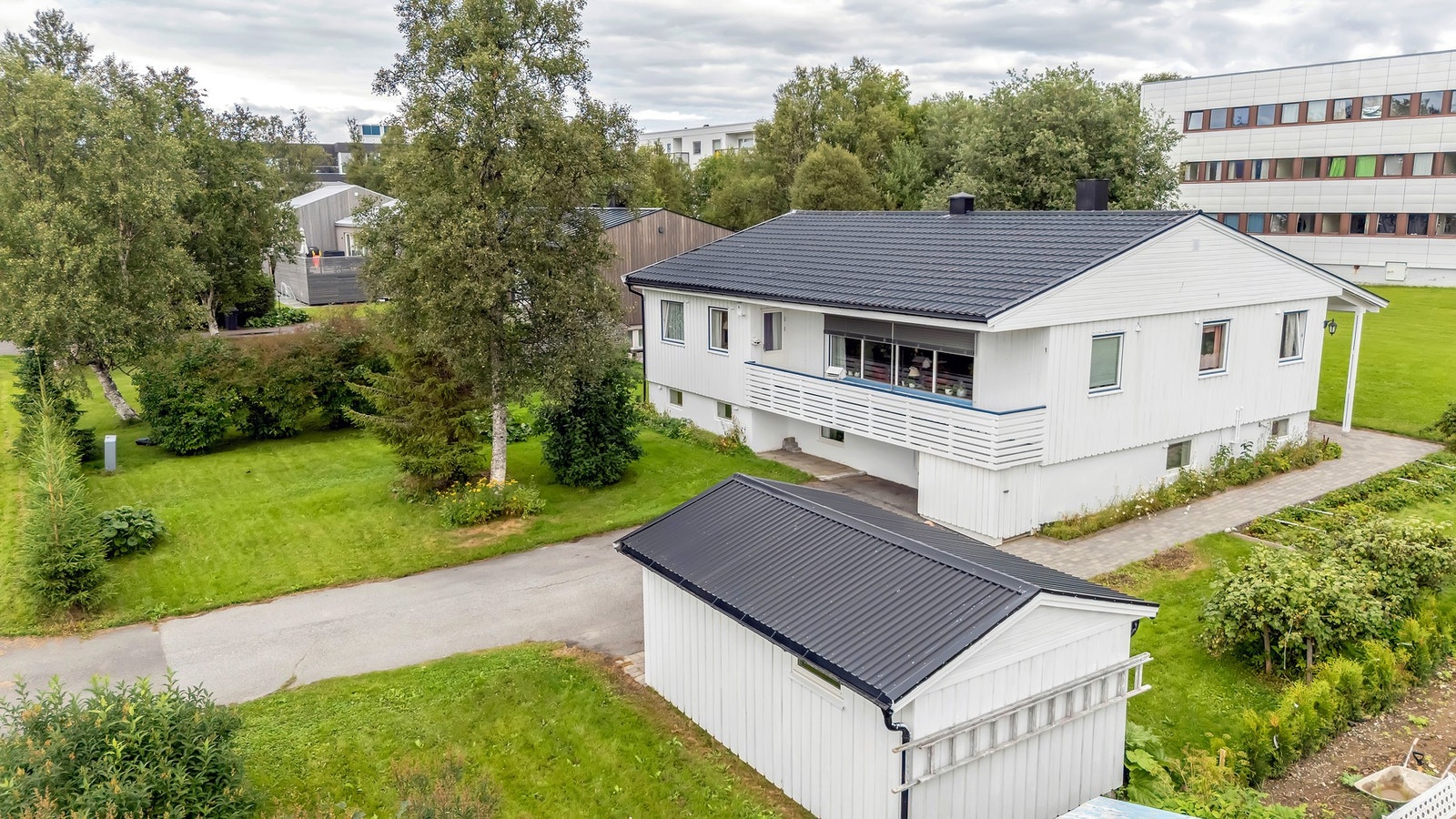 Boligen har en meget attraktiv beliggenhet på toppen av sør-Tromsøya Galleribilde