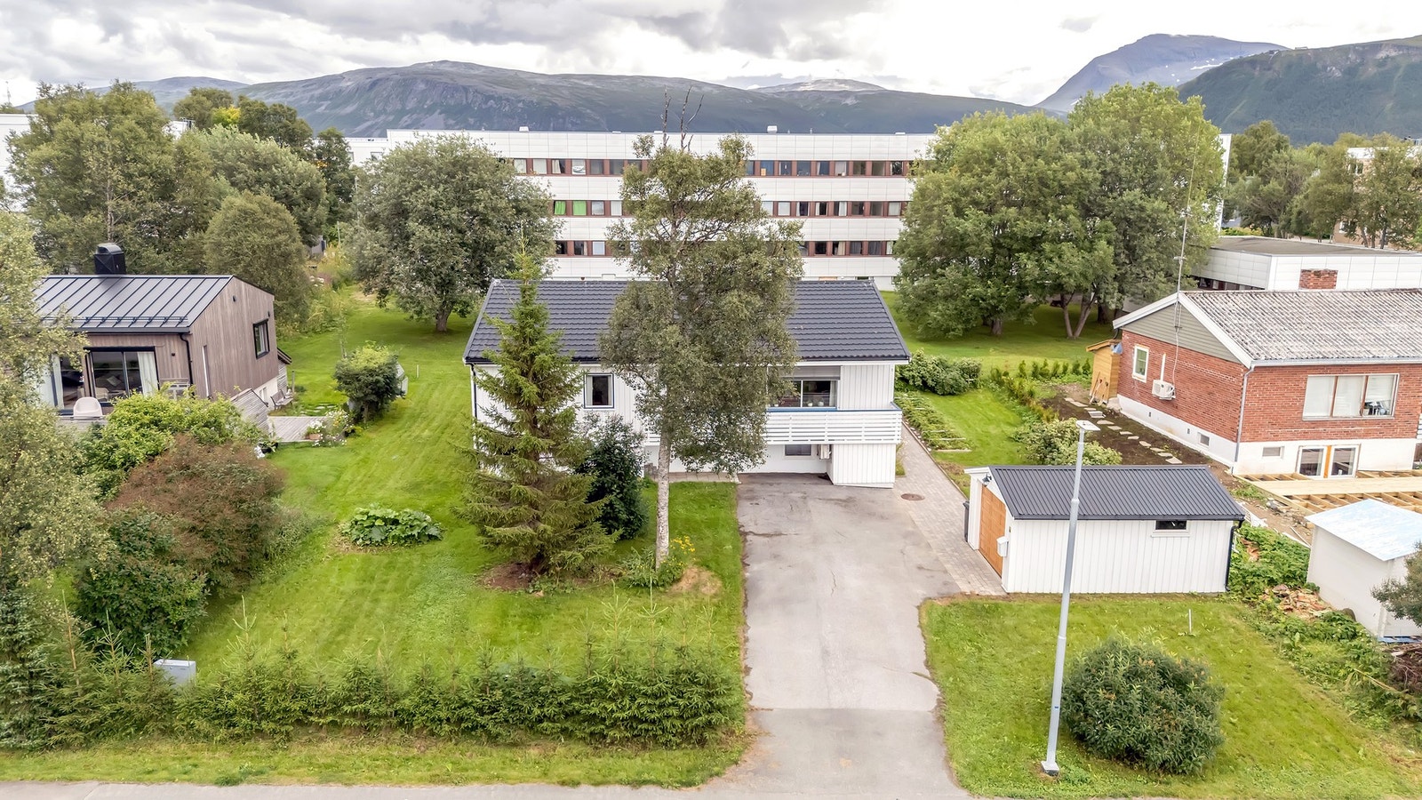 Eiendommen sett fra vest - de to trærne til venstre for innkjørselen er saget ned etter bildet ble tatt Galleribilde