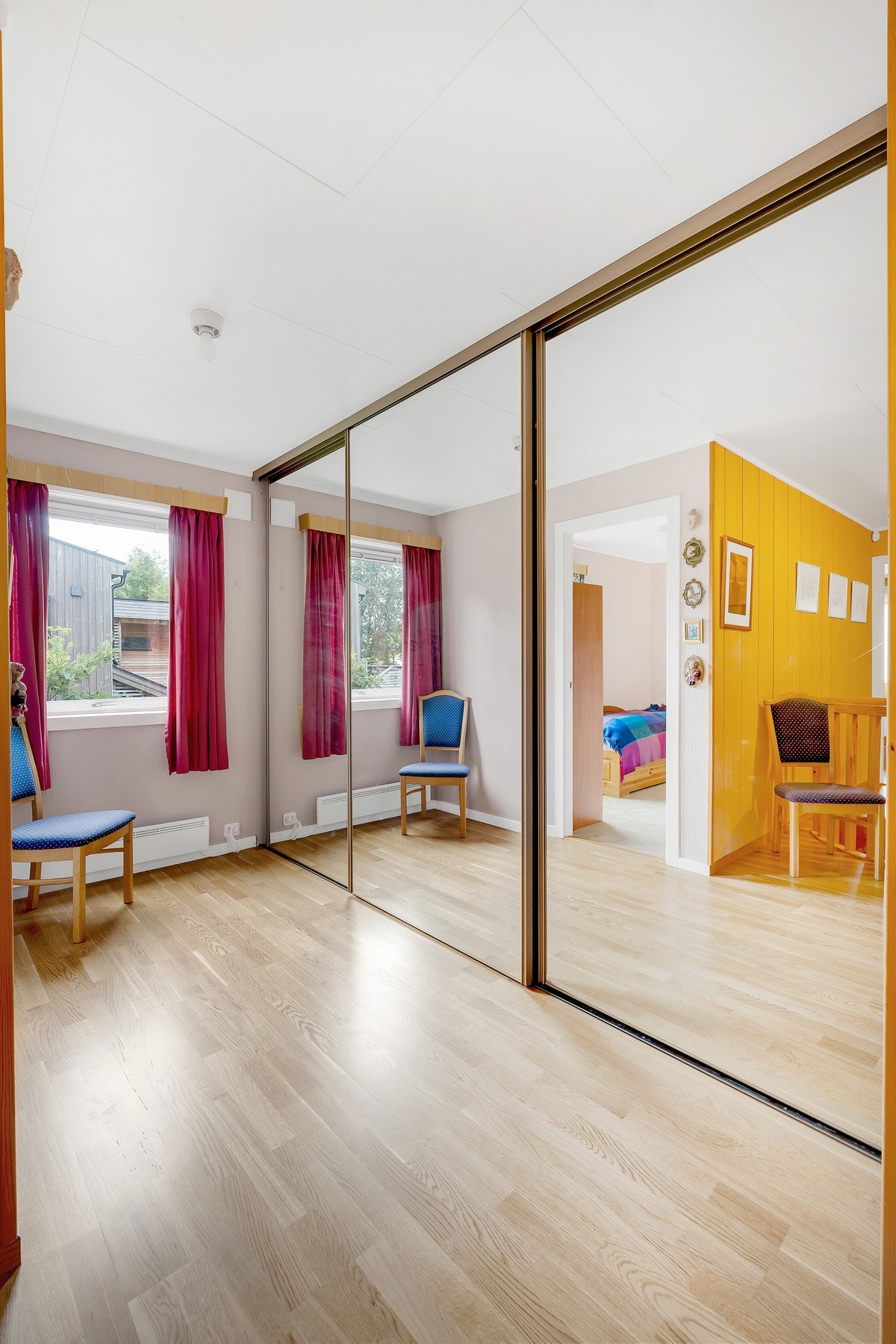 Romslig entré/gang med skyvedørsgarderobe Galleribilde