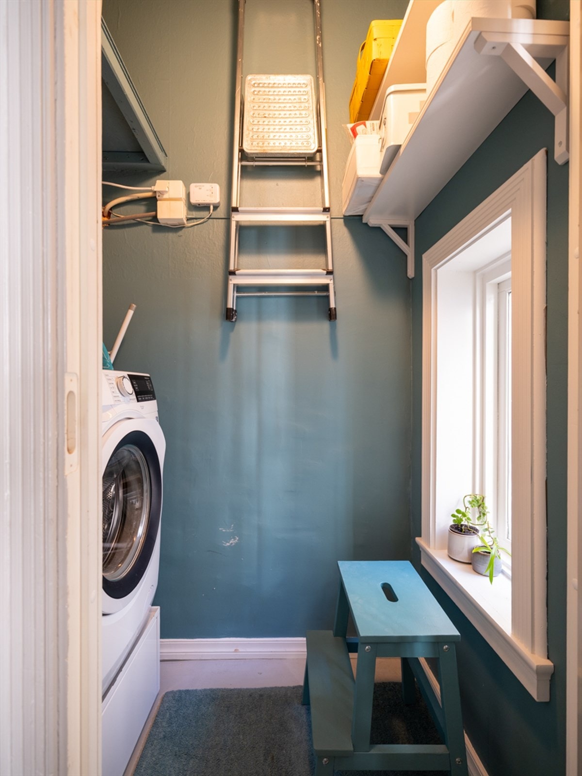 Leiligheten disponerer en bod på ca. 1,5 m² med opplegg for vaskemaskin, water guard, tørketrommel og egen varmtvannsbereder på 113L Galleribilde