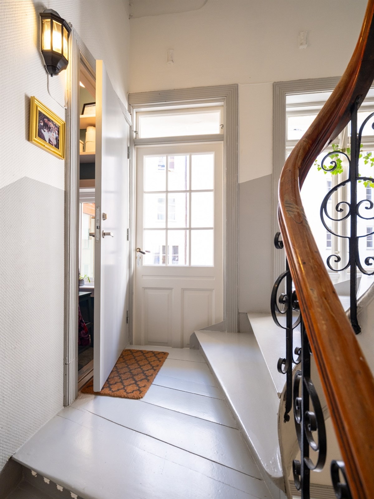 Praktisk separat vaskerom, hvor både brannbalkong og loft gir utmerkede tørkemuligheter Galleribilde