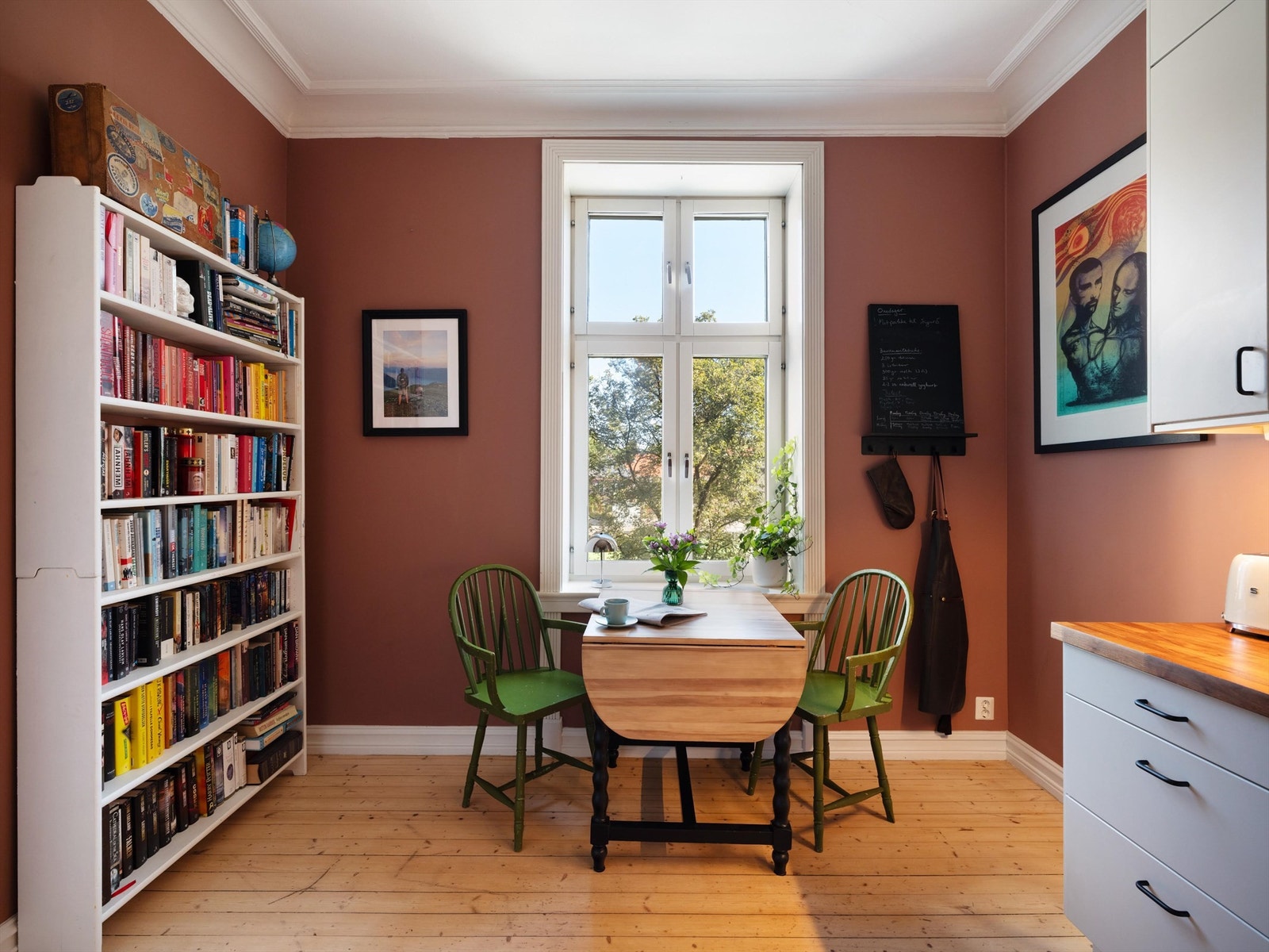 Hyggelig spiseplass og fritt utsyn fra kjøkkenet Galleribilde