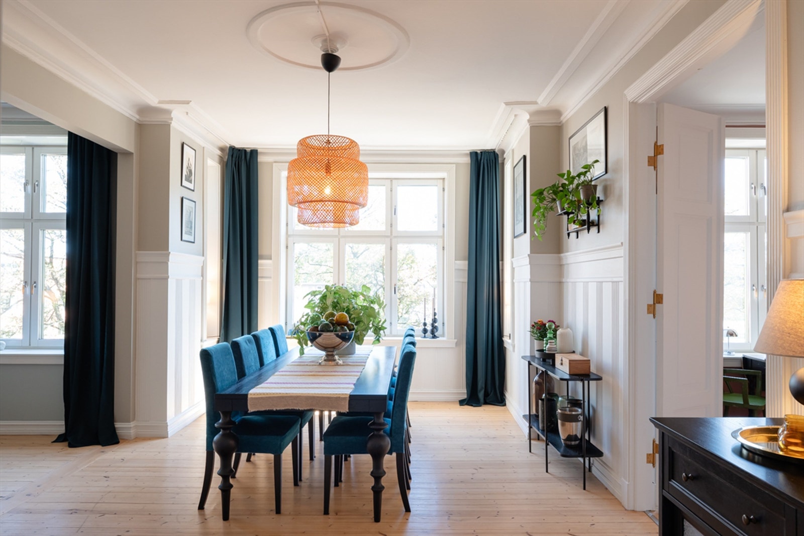 Spisestuens plassering tillater ypperlig flyt mellom stue og kjøkken Galleribilde