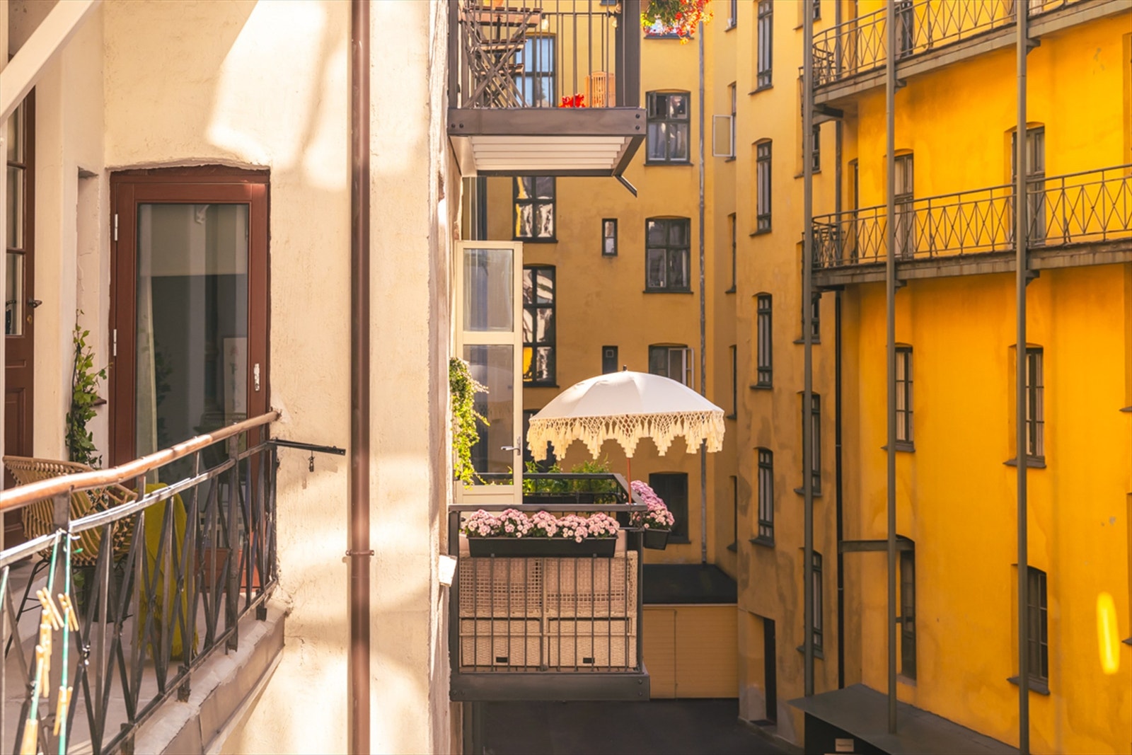 Fra det andre soverommet har du utgang til brannbalkongen som vender ut mot samme bakgård Galleribilde