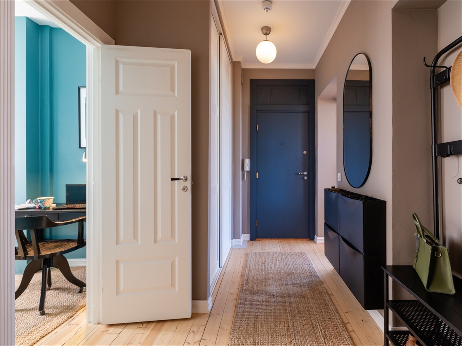 Entré med plass for sko, yttertøy i medfølgende skyvedørsgarderobe og skoskap Galleribilde