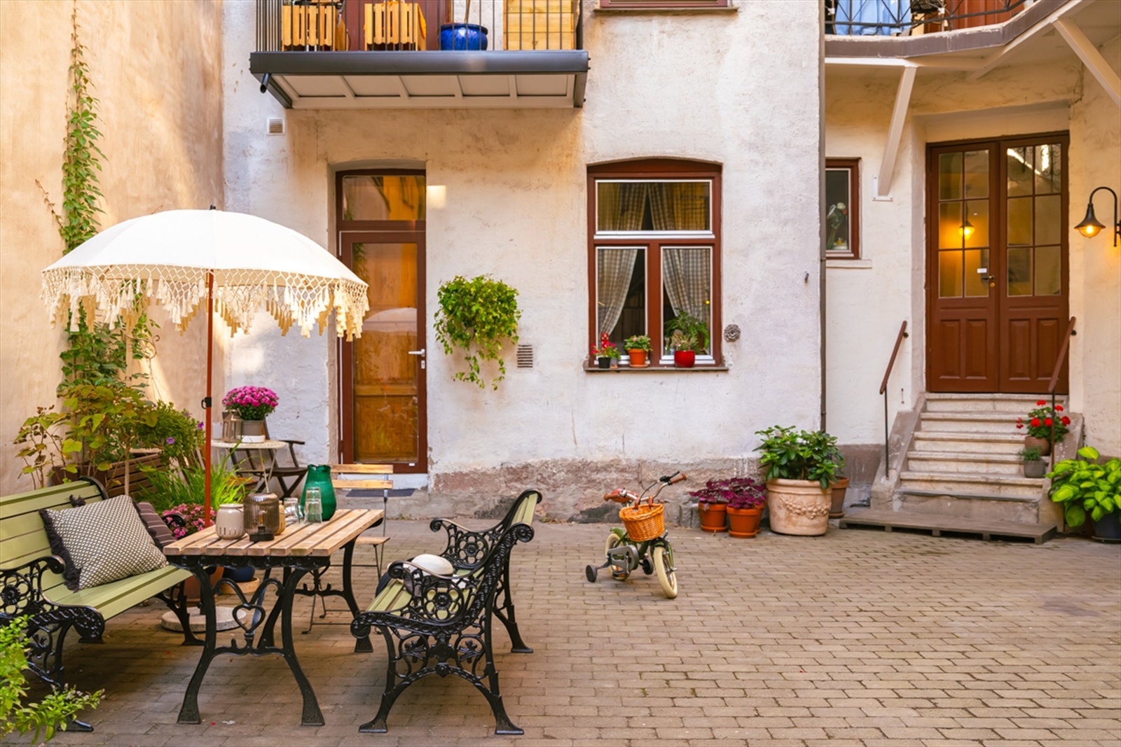 Felles avlåst portrom og sjarmerende bakgård Galleribilde