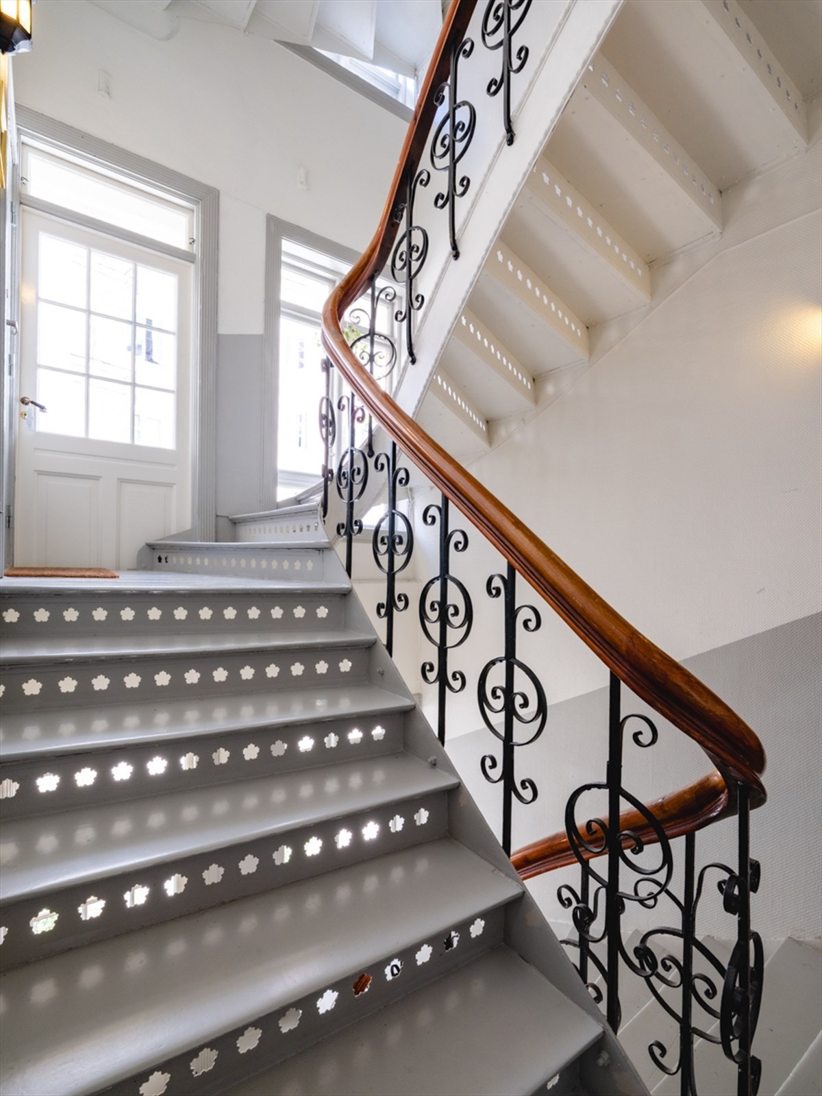 Adkomst til leiligheten og disponible boder fra felles portrom til felles trapperom Galleribilde