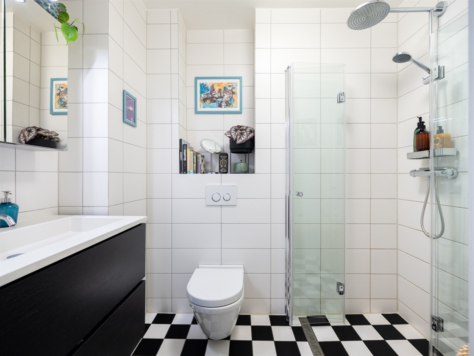 Delikat oppusset baderom med varmekabler Galleribilde