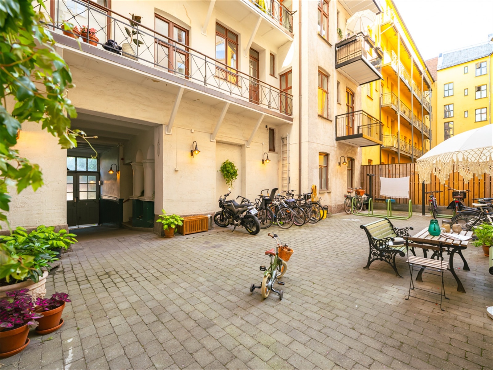 Bakgården er opparbeidet med belegningsstein, sykkelparkering og sittebenk Galleribilde