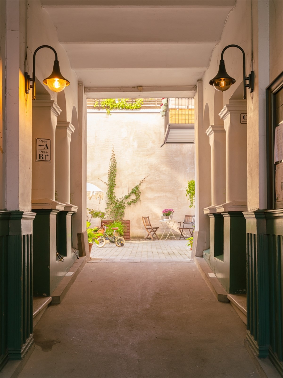 Den gode atmosfæren i gården gjenspeiles i portrommet fasong og lys. Himlingen er sjenerøs og romslig Galleribilde