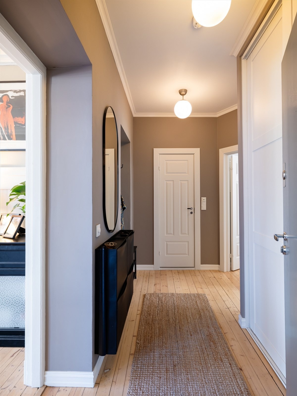 Entreen tar deg med videre inn til soverommene Galleribilde