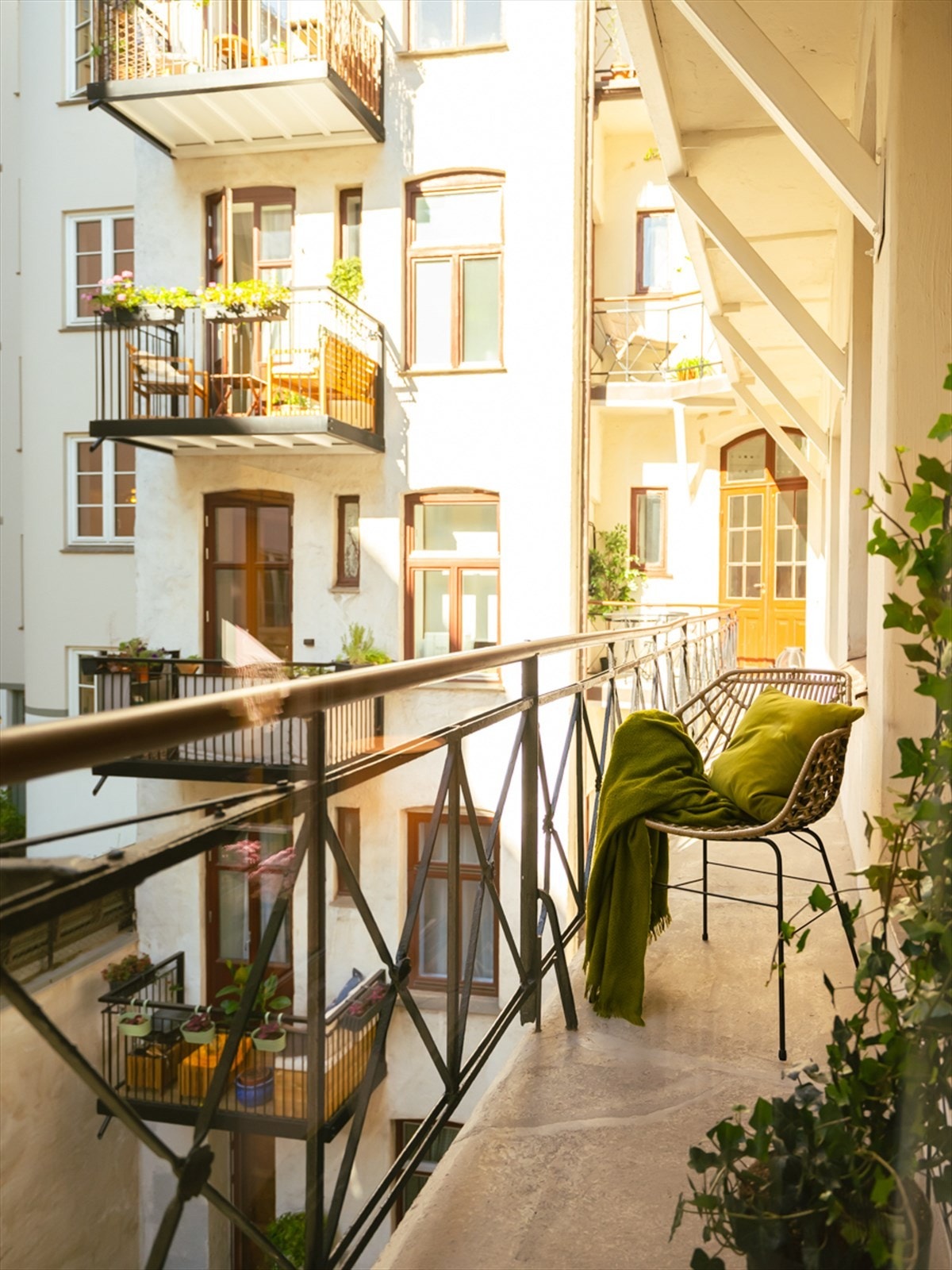 Fra soverom 2 har du også utgang til en brannbalkong med plass til en stol og et lite bord Galleribilde