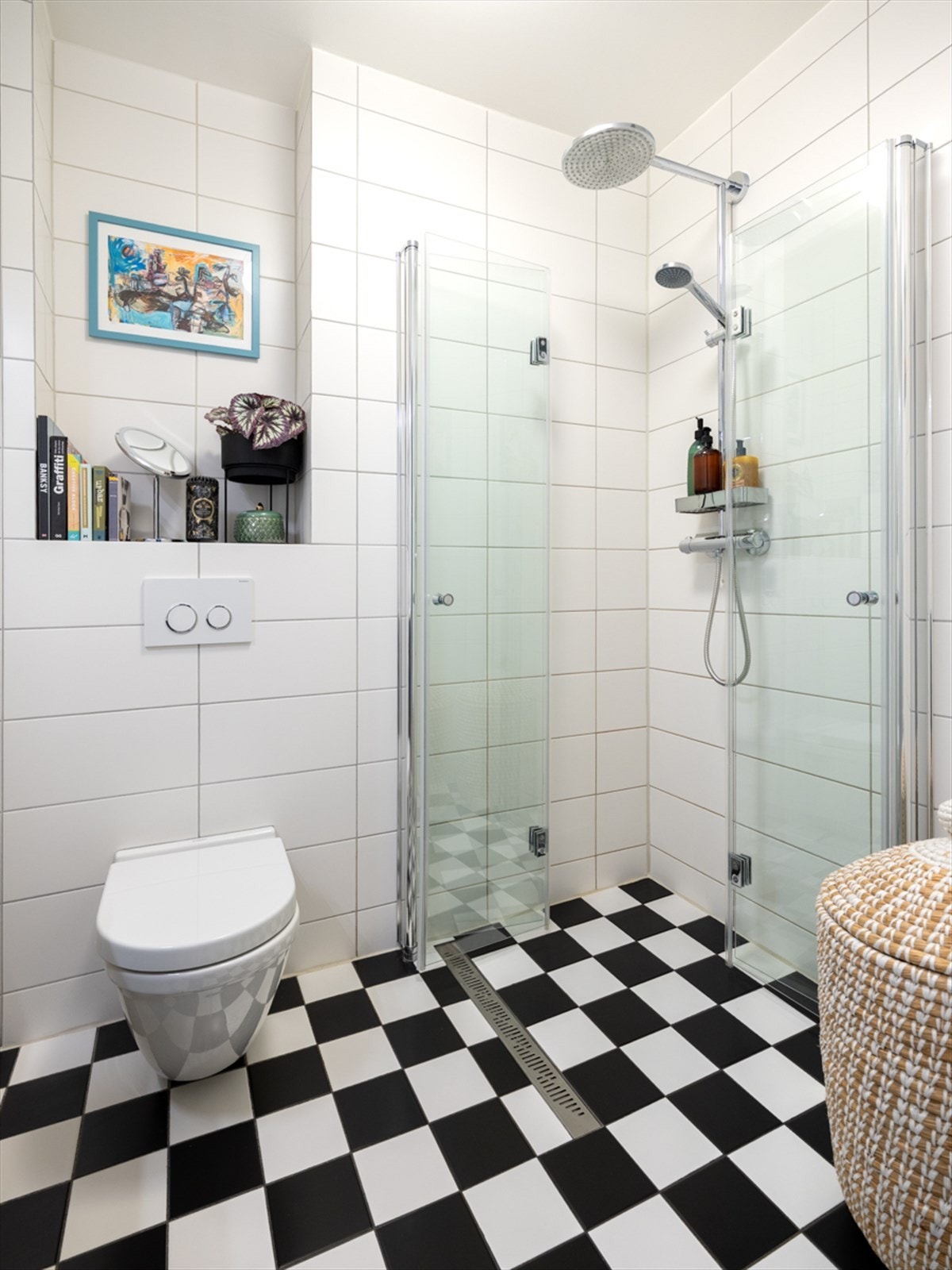 Dusjhjørne med foldedører i glass, dusjbatteri, regndusj og hånddusj Galleribilde