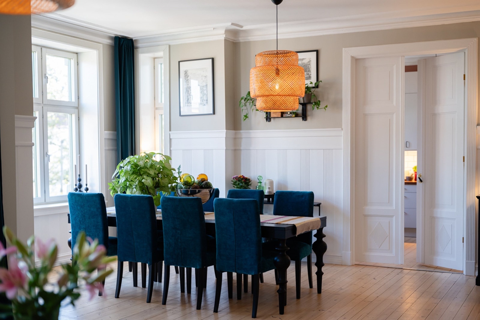 Fantastisk luftig planløsning, med fløydører inn til et separat kjøkken som tillater store sammenkomster. Karnappet gjør rommet til hjertet av boligen Galleribilde