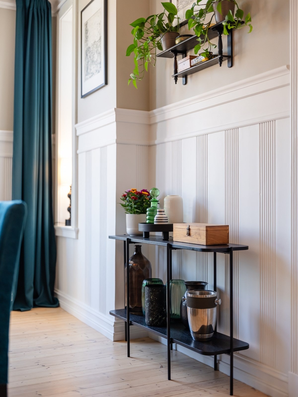 Klassiske detaljer som bader i naturlig lys fra store vinduer Galleribilde