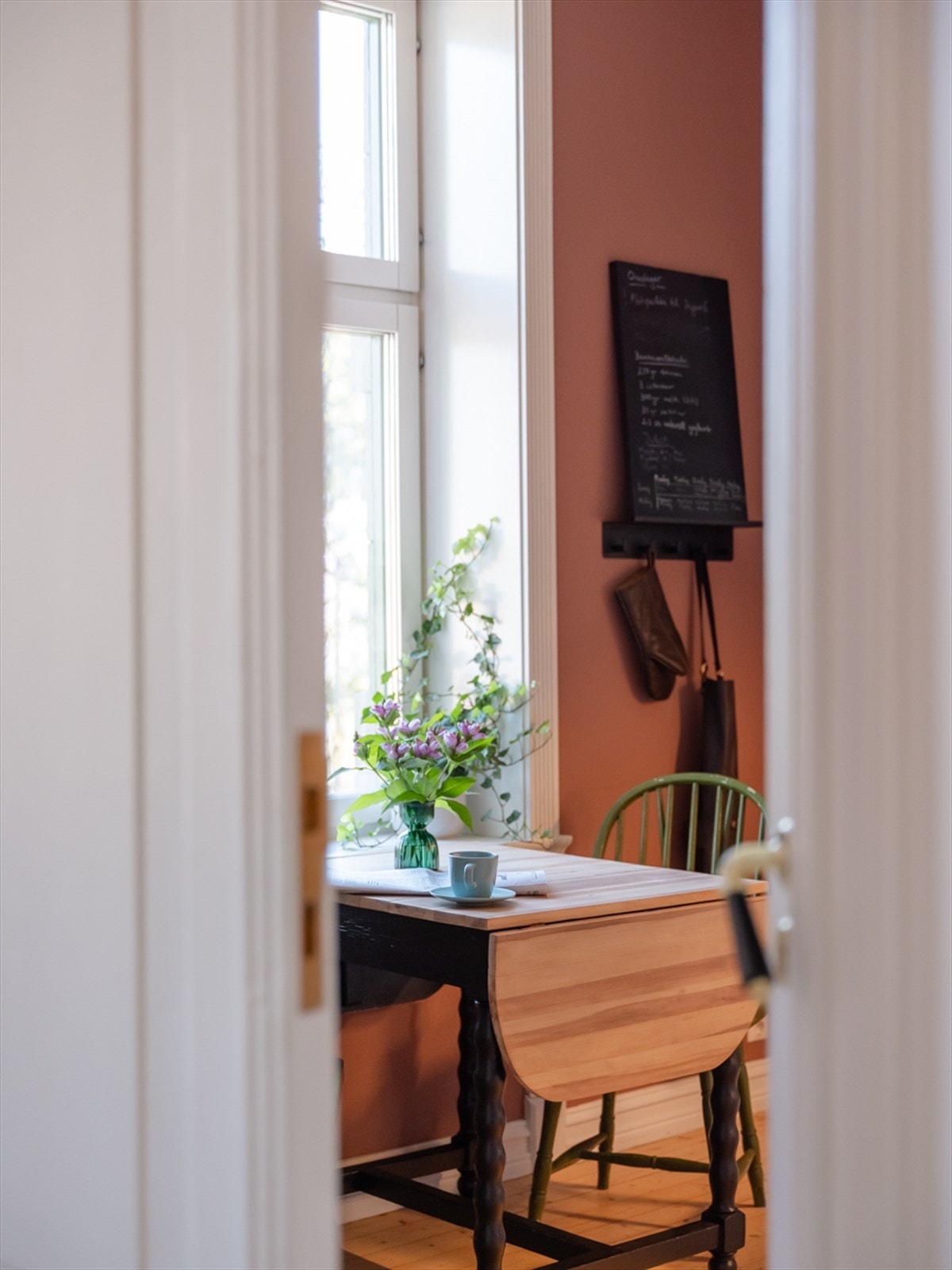 Fra spisestue har du adgang til kjøkkenet Galleribilde