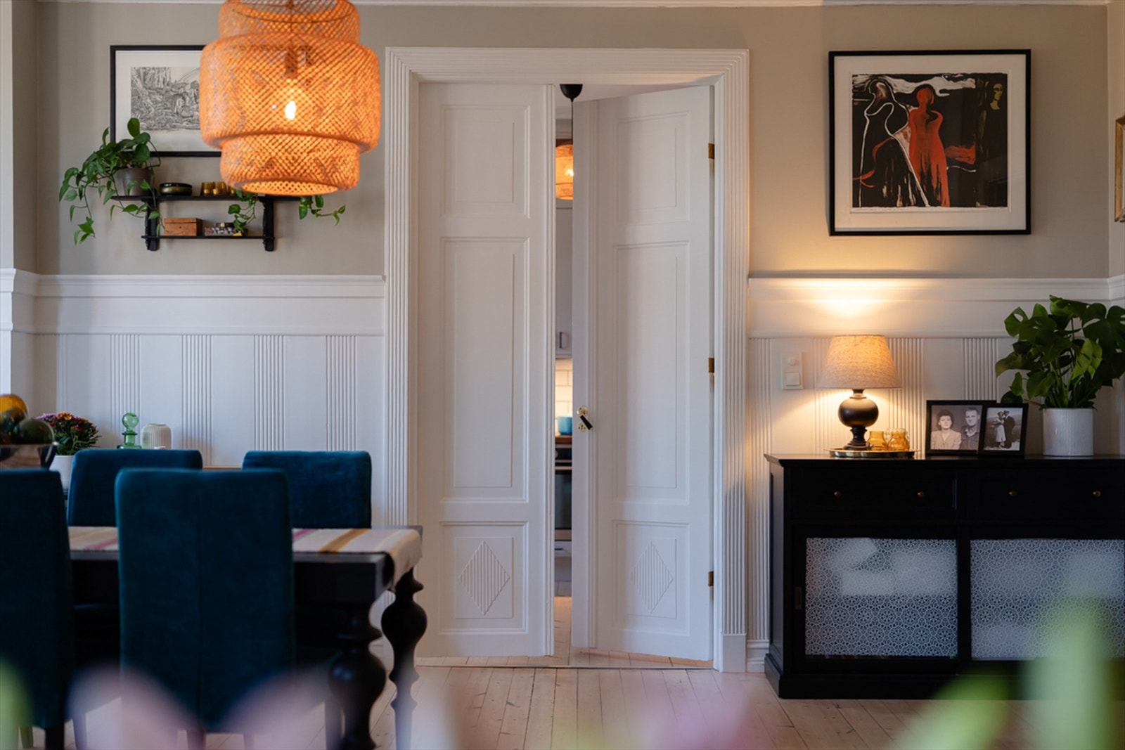 Du kan også lukke dørene til kjøkkenet for å adskille det fra stue og spisestue når man ikke bruker det Galleribilde