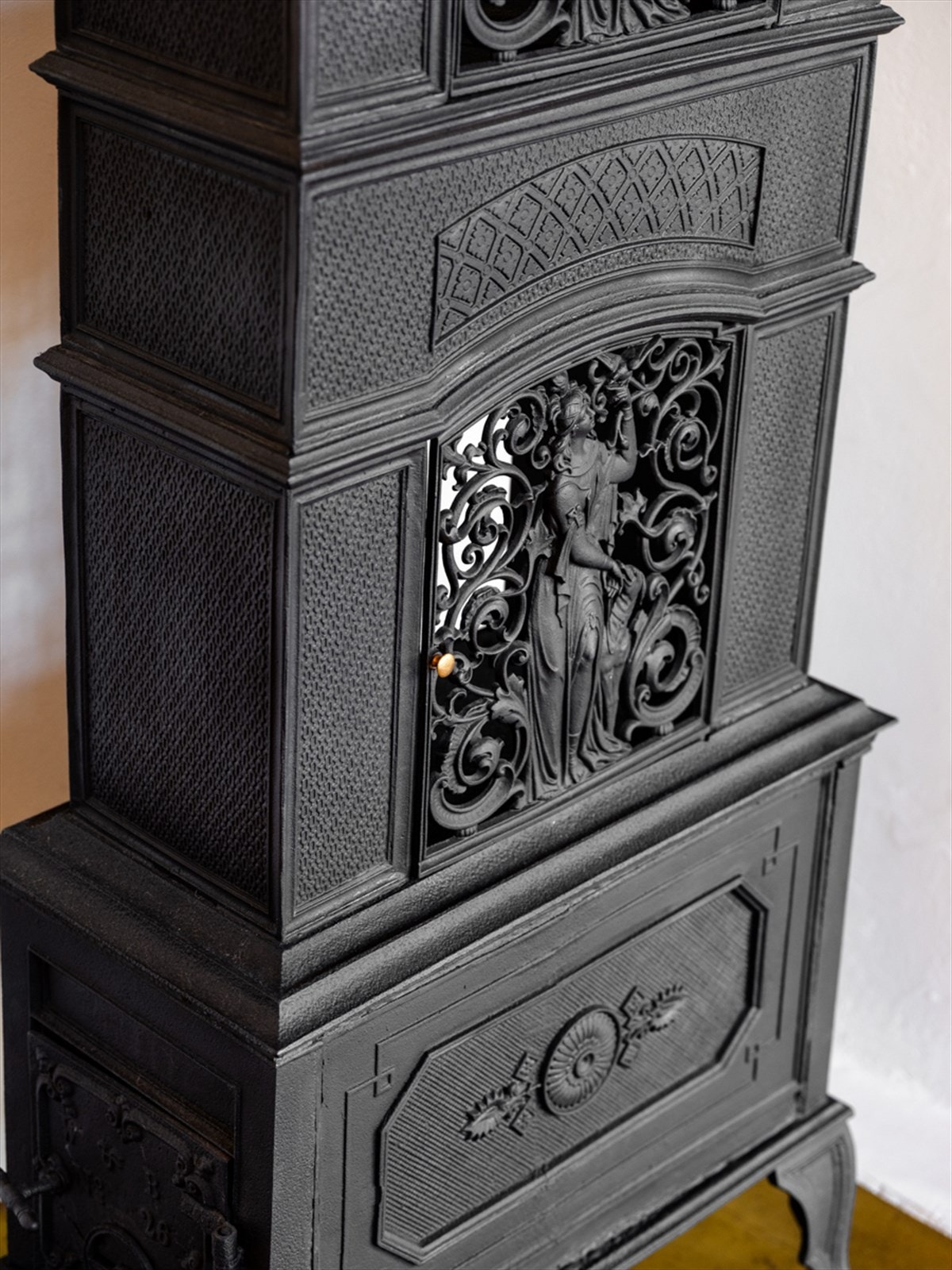 Majestetiske etasjeovnen på 2 meter, som varmer godt på kjølige dager Galleribilde