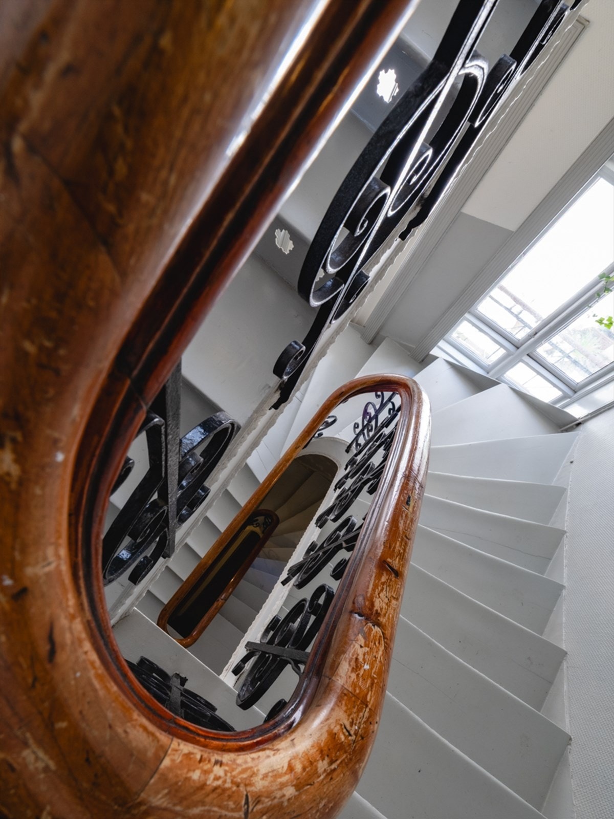 Klassisk trappeoppgang med patina som forteller bygårdens travle historie Galleribilde