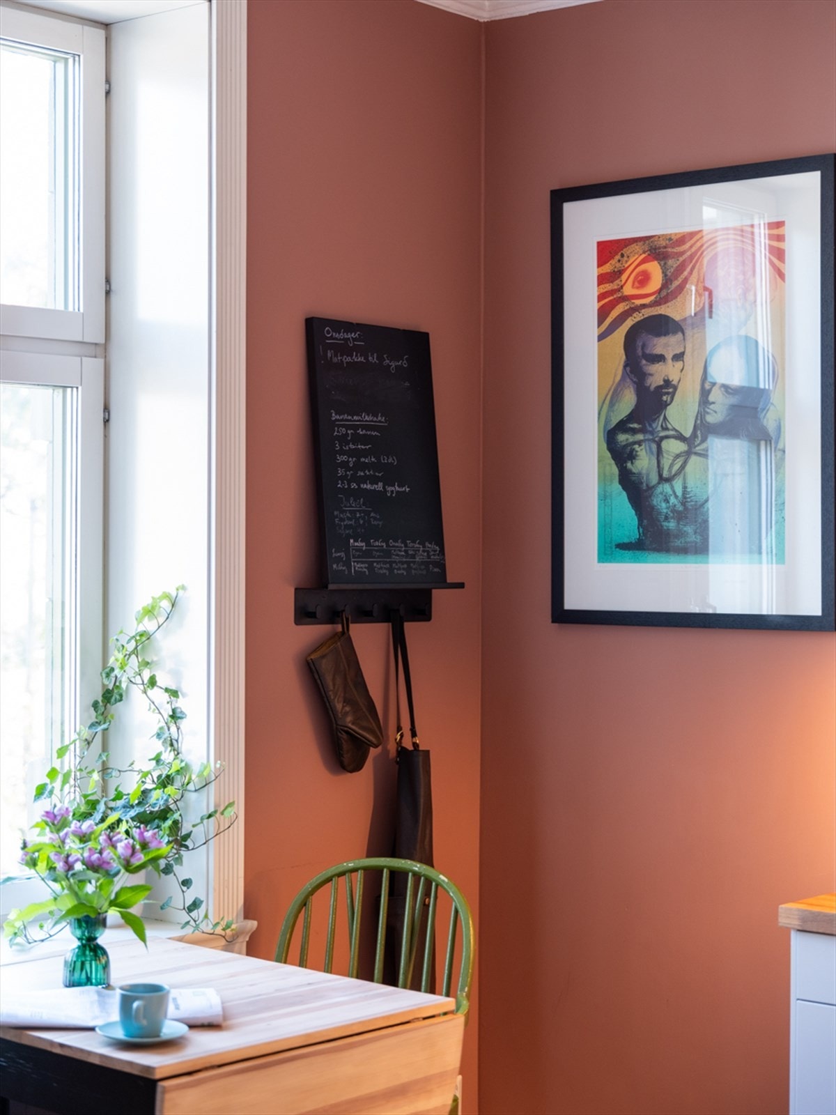 Kjøkkenet har plass til spisebord - perfekt til å ta morgenkaffen eller raske måltider i hverdagen Galleribilde