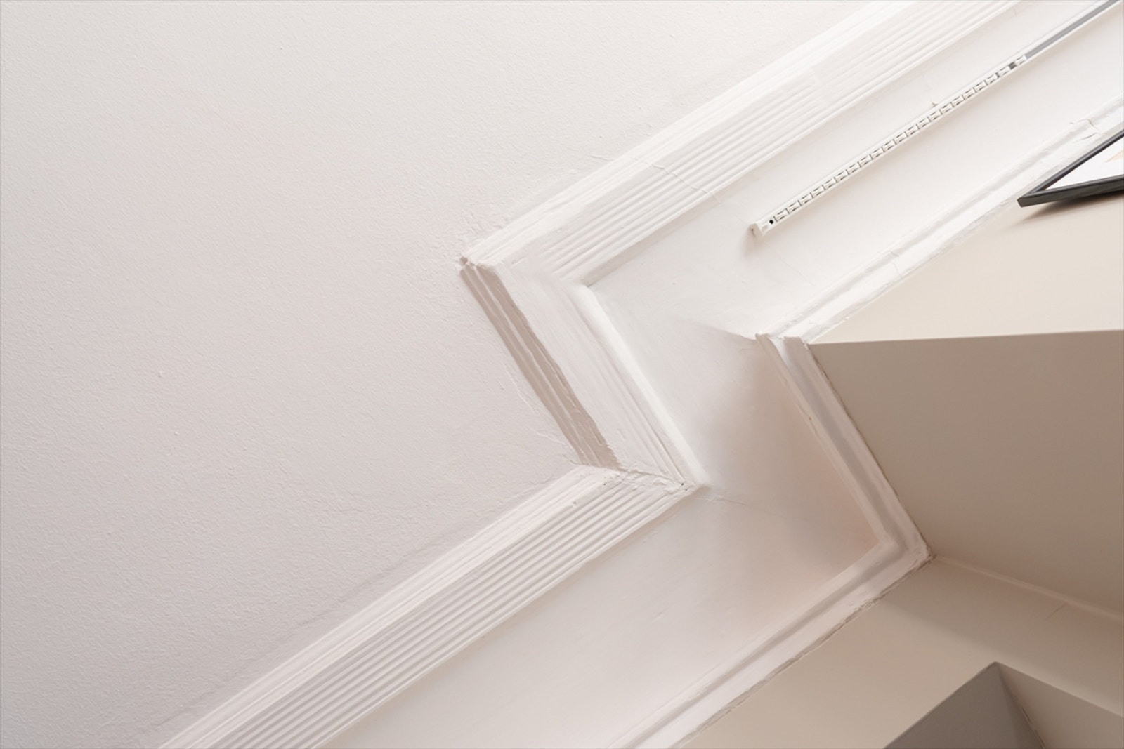 Leiligheten har stukkatur og rosetter Galleribilde