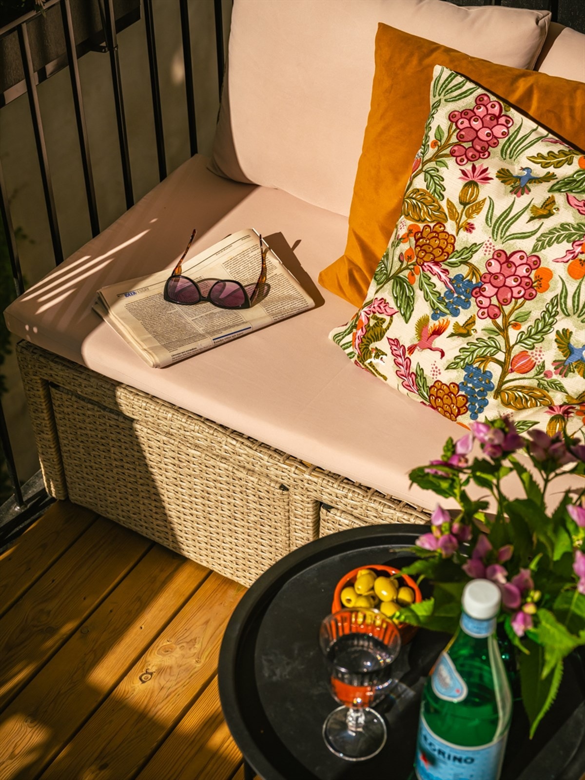 Nyt ettermiddagssolen på den nye balkongen fra 2024 Galleribilde