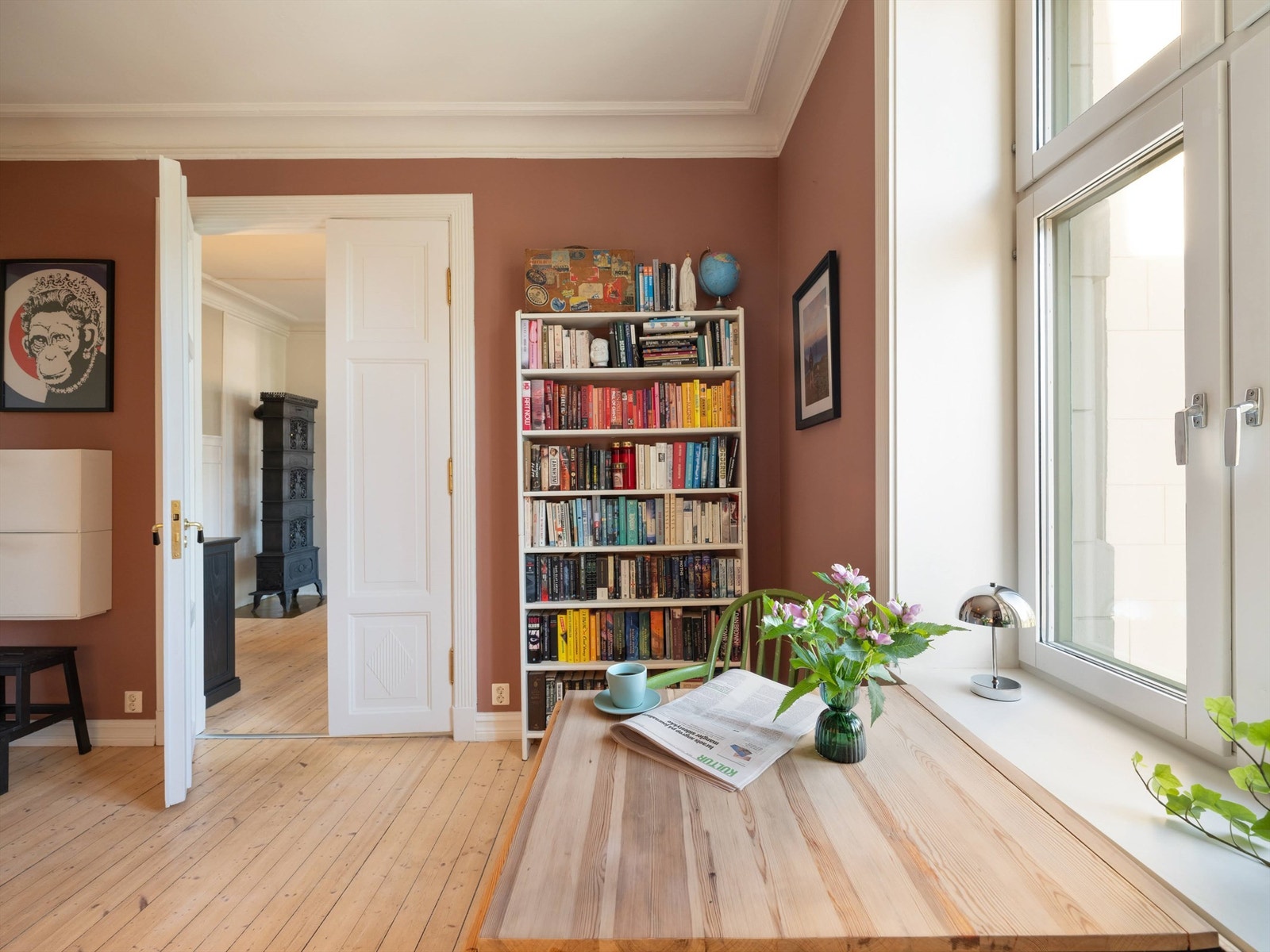 Kjøkken fra 2012 oppgradert i 2024 med maling av kjøkkenfronter og slipt//oljet benkeplater i 2024 og ny oppvaskmaskin samt kjøle-/fryseskap i 2022 Galleribilde