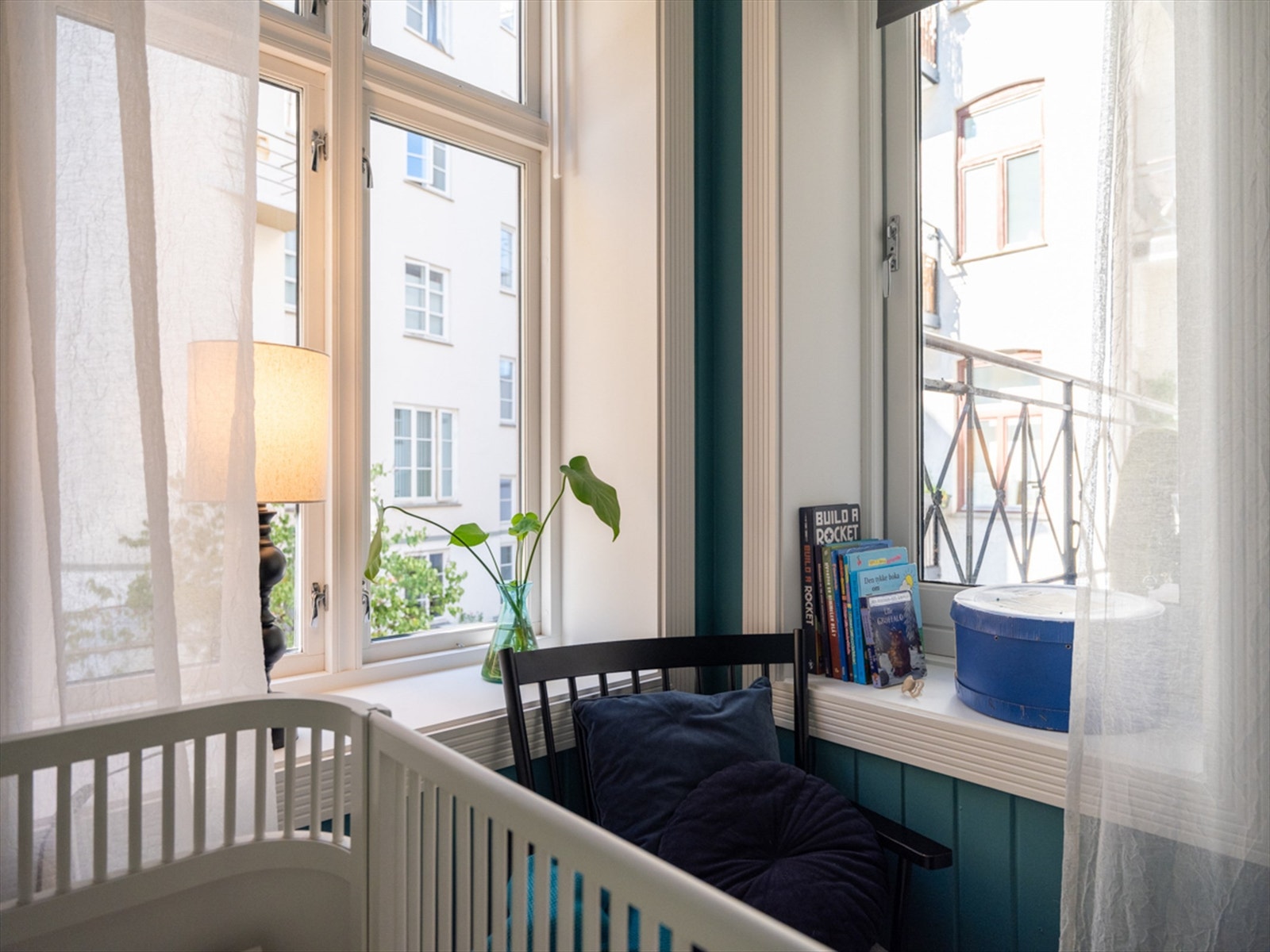 Store vindusflater gjør rommet lyst og luftig Galleribilde