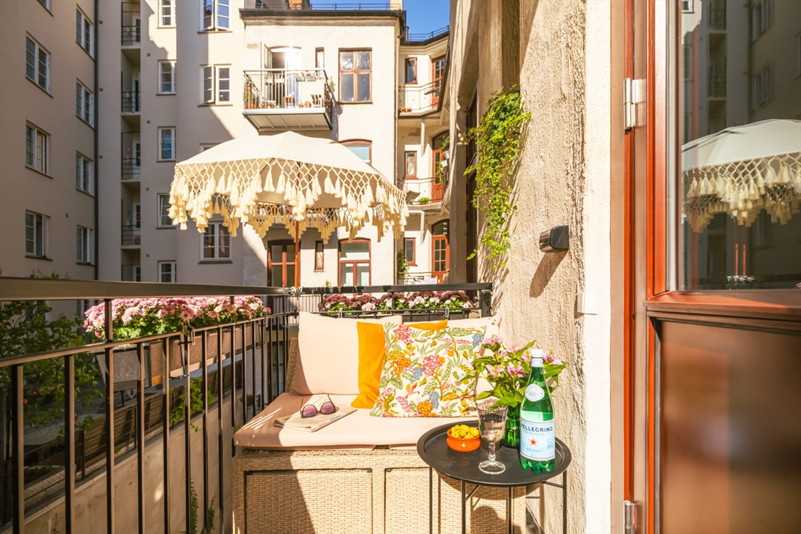 Koselig balkong som vender ut mot bakgården med en italiensk atmosfære og ettermiddagssol Galleribilde