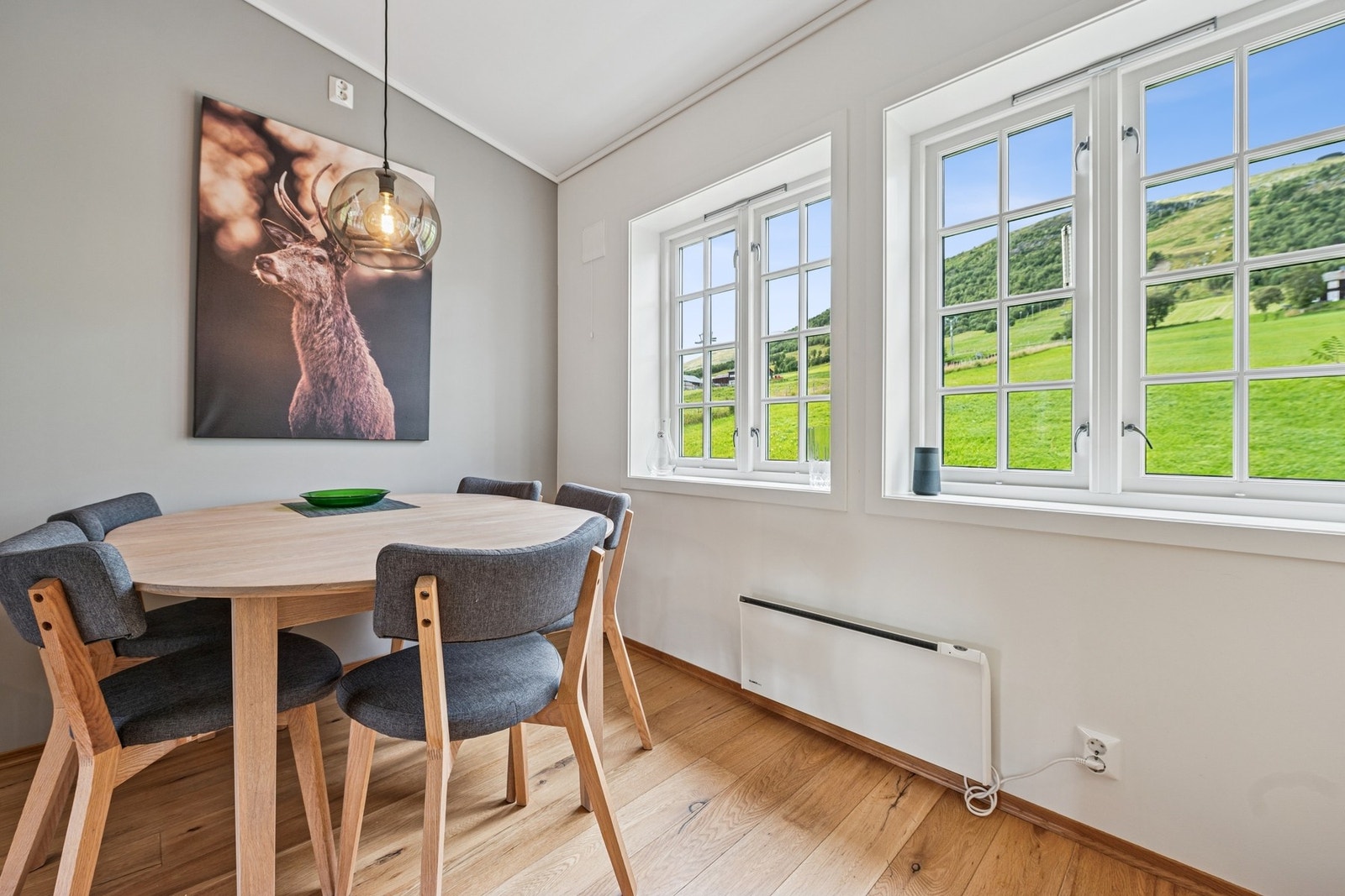 Fra kjøkkenvinduet kan du skue rett mot skibakkene - et vakkert syn både vinter og sommer. Galleribilde