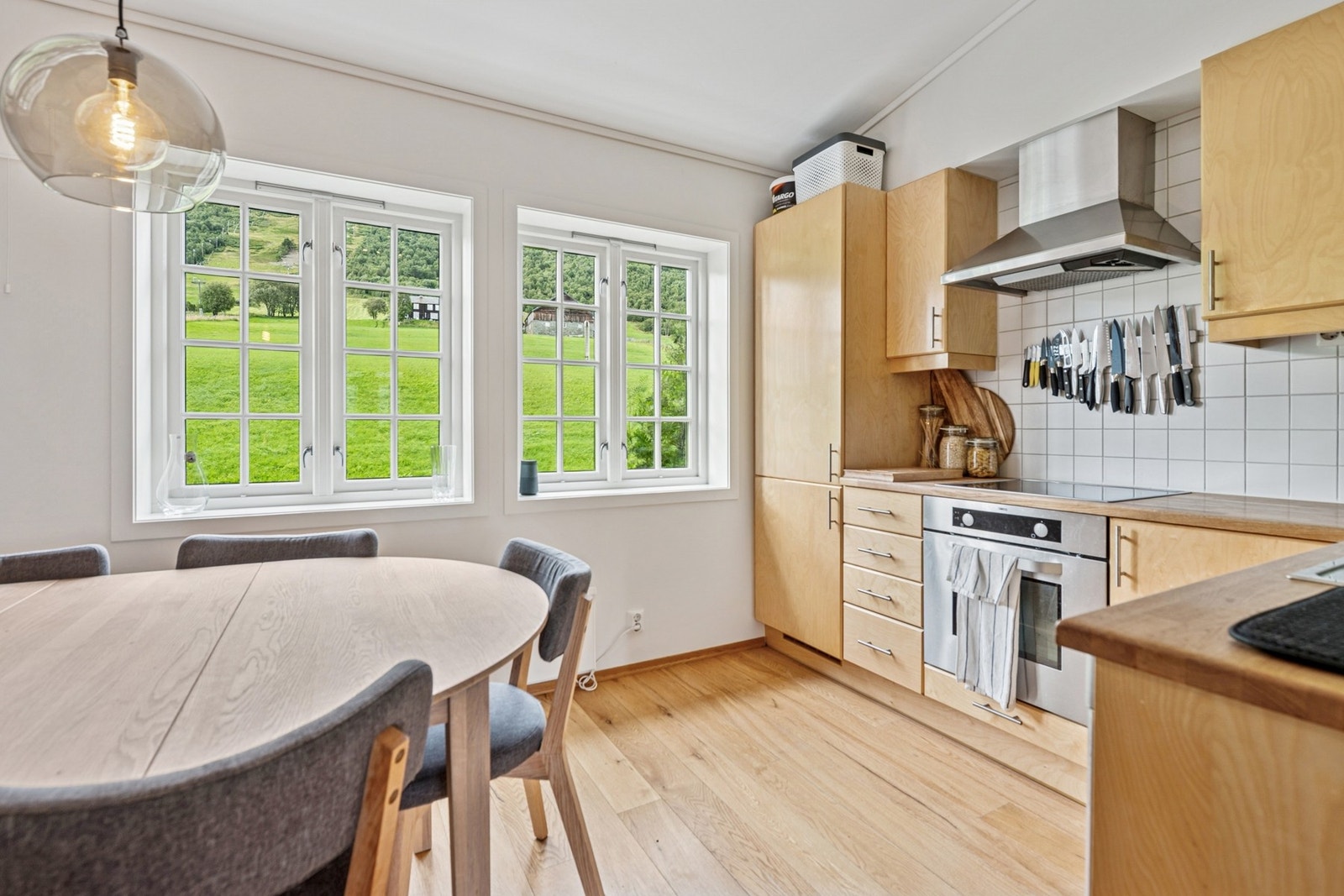 Kjøkkenet fremstår som både flott og funksjonelt, med glatte fronter, godt med skap- og benkeplass samt integrerte hvitevarer som stekeovn, platetopp og kjøleskap med fryser. En varmtvannsbereder på 120 liter (2009) er praktisk integrert under benken. Galleribilde