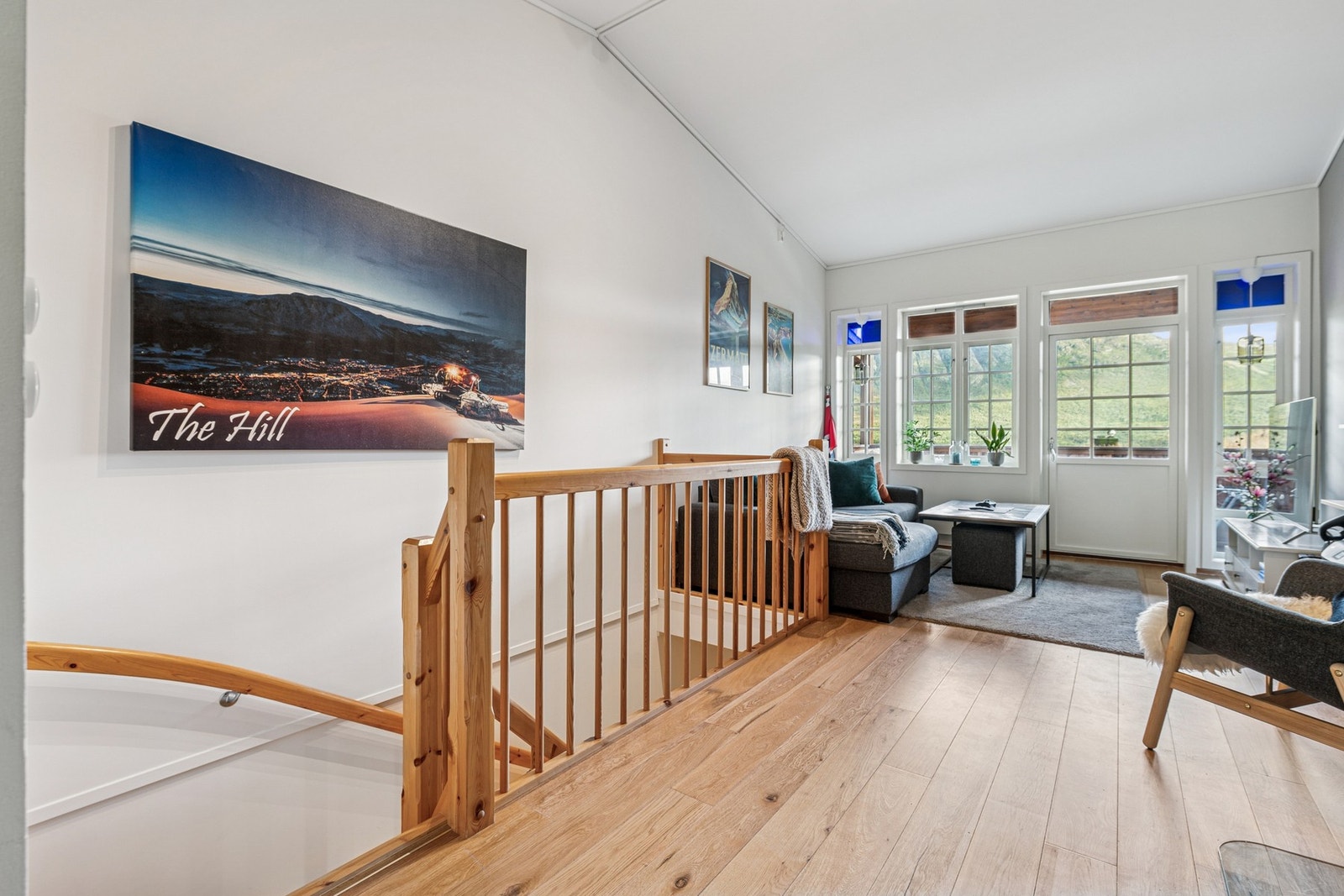 I andre etasje får du en luftig romfølelse med takhøyde på hele 2,80-3,35 meter under skråtaket. Galleribilde