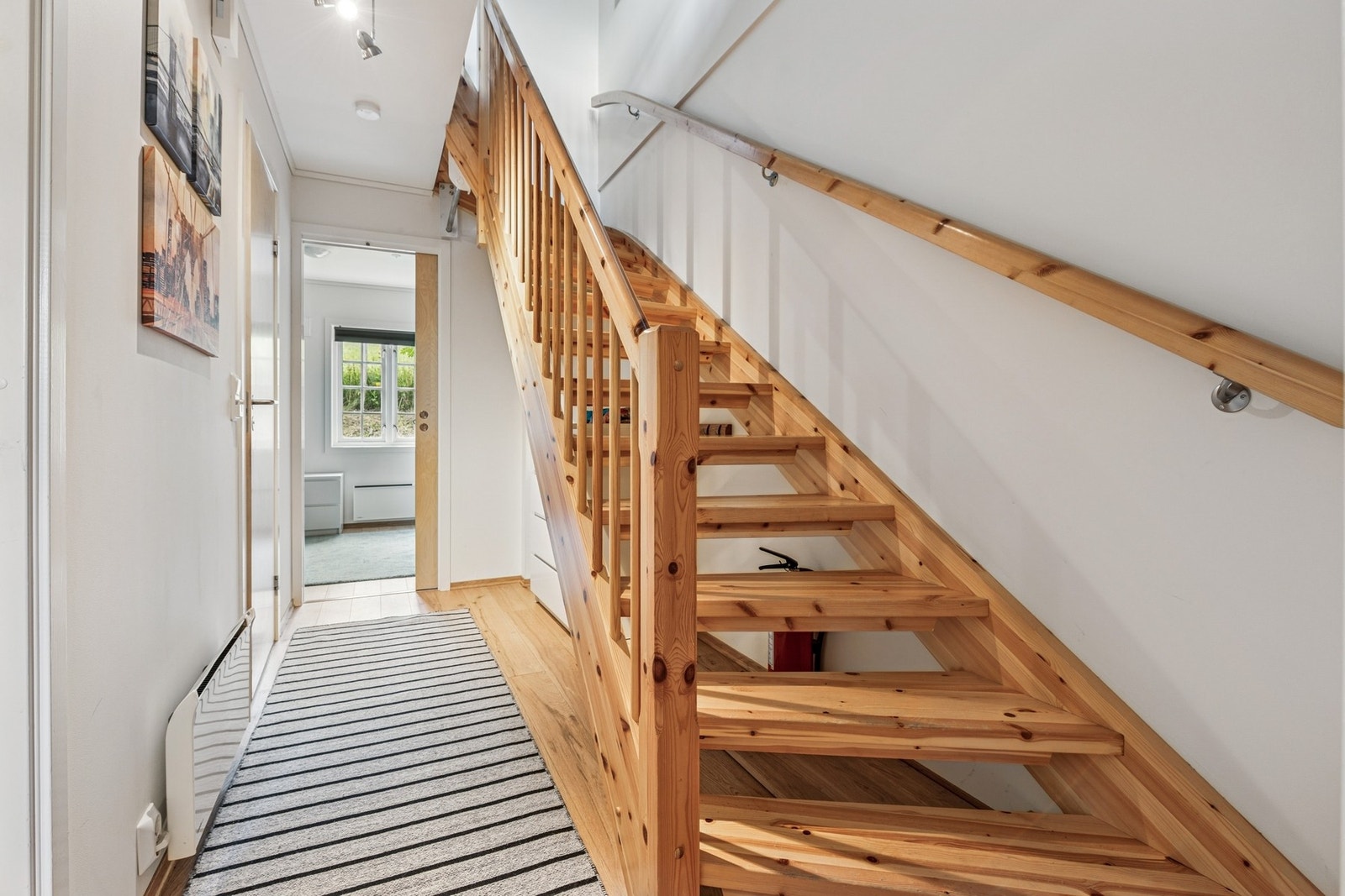 I andre etasje finner du en romslig stue med vedfyring og direkte utgang til en solrik altan, i tillegg til et trivelig kjøkken - perfekt for både koselige kvelder og sosiale stunder. Galleribilde