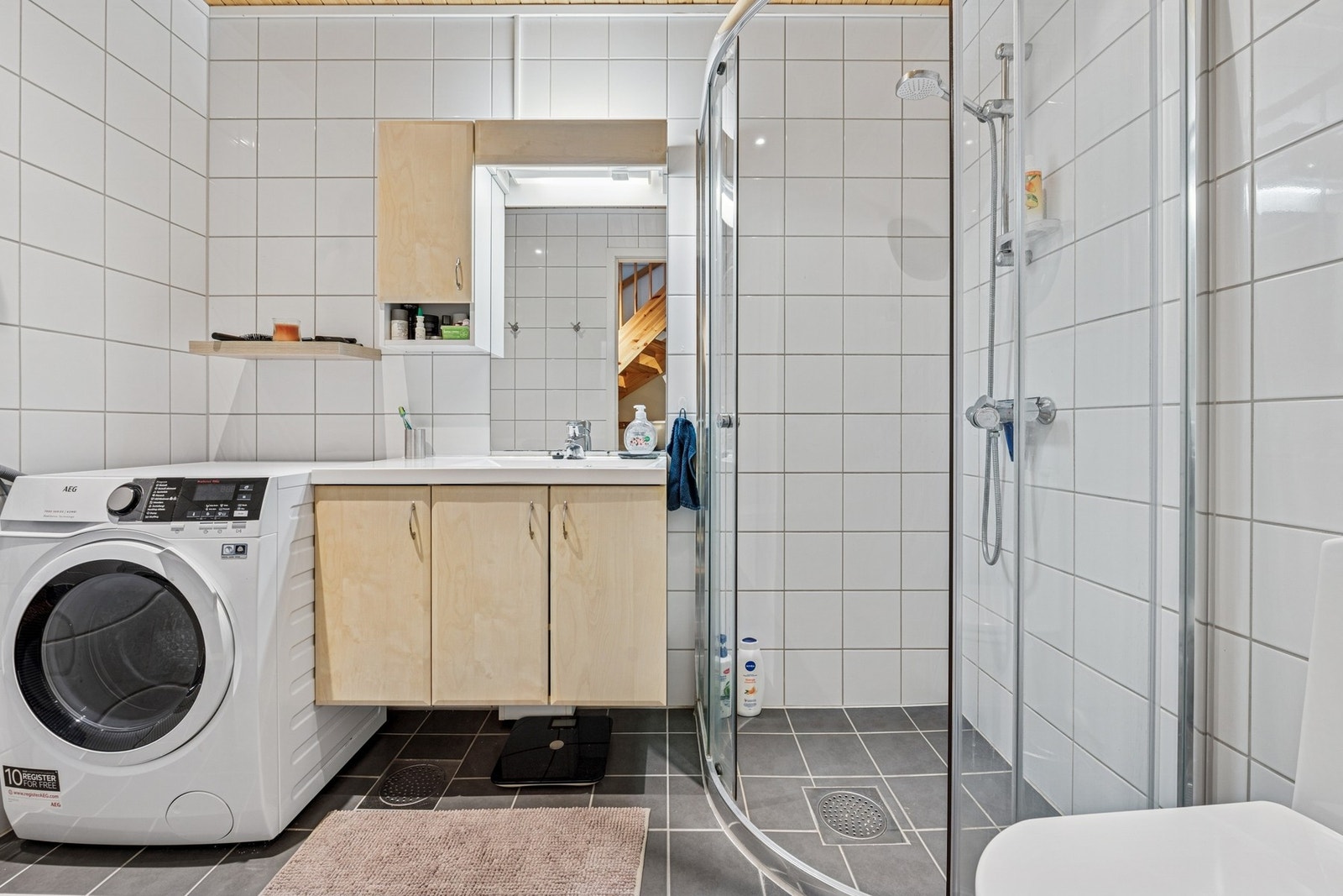 Flott flislagt bad med gulvvarme. Galleribilde