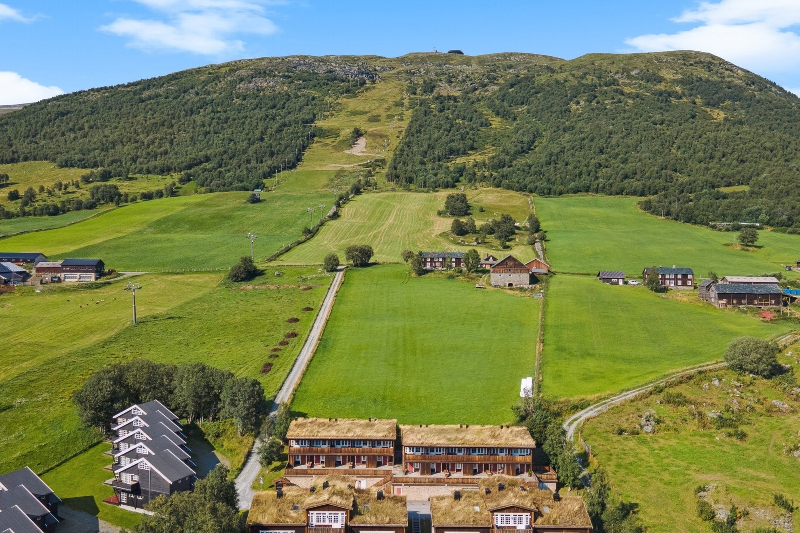 Med ski in-ski out til Hovdin skisenter, flotte turmuligheter rett utenfor døra og kort vei til Oppdal sentrum, får du en fritidsleilighet som byr på ekte helårsferieglede. Galleribilde