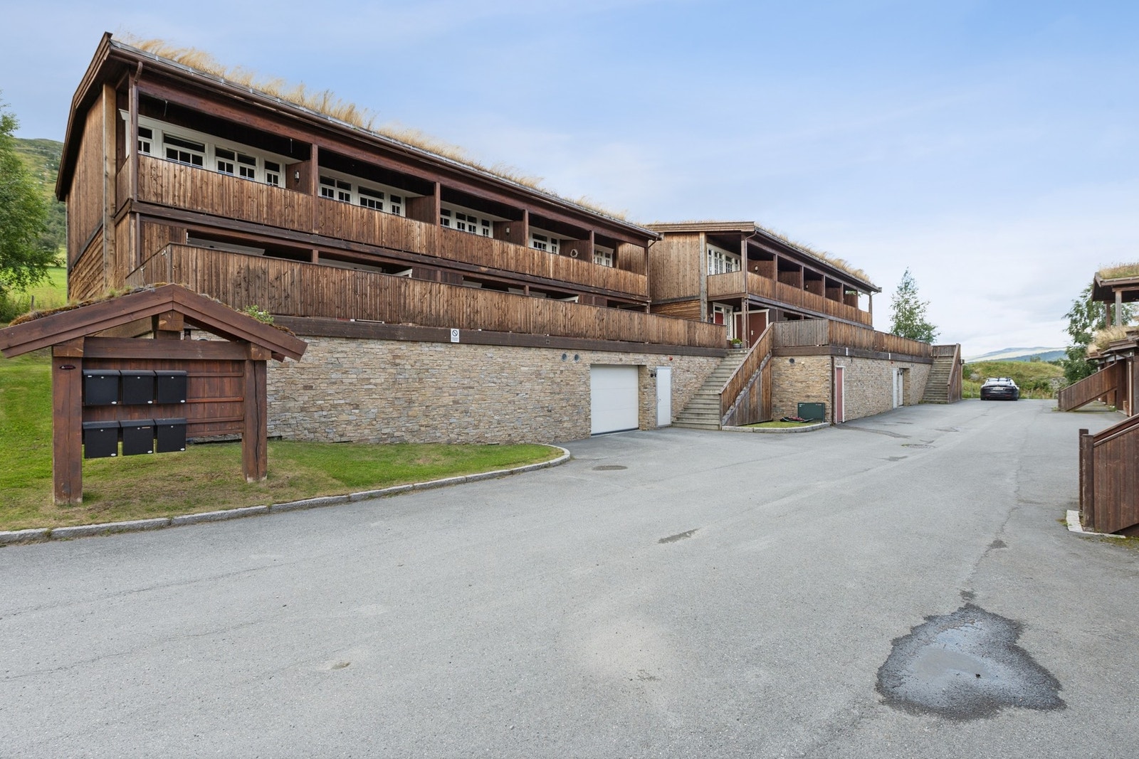 Garasjeanlegget har elektrisk portåpner for enkel og komfortabel tilgang. Galleribilde