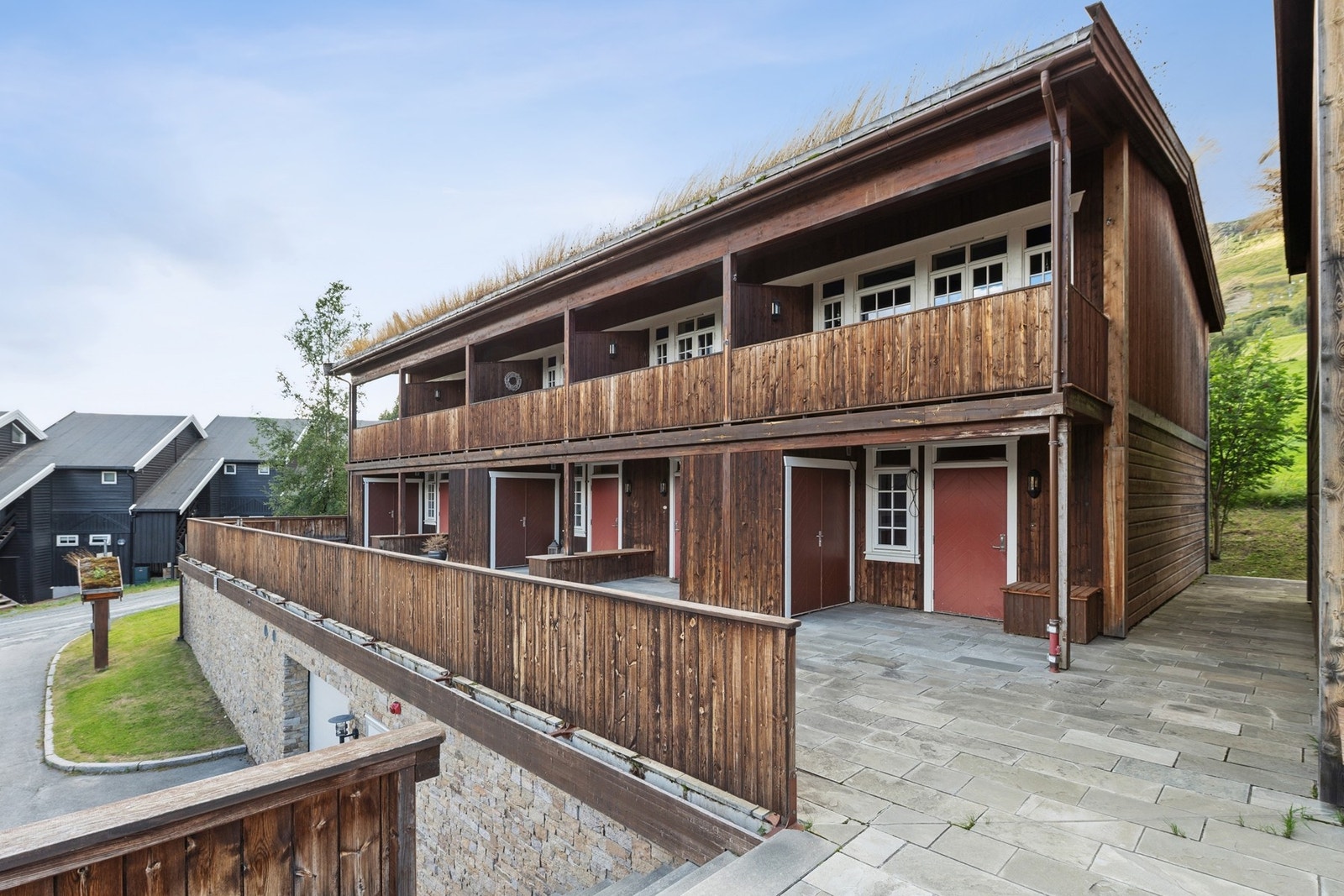 Når du kommer opp trappen, ligger leiligheten helt på enden. Like ved inngangspartiet finner du en praktisk bod med god oppbevaringsplass. Galleribilde