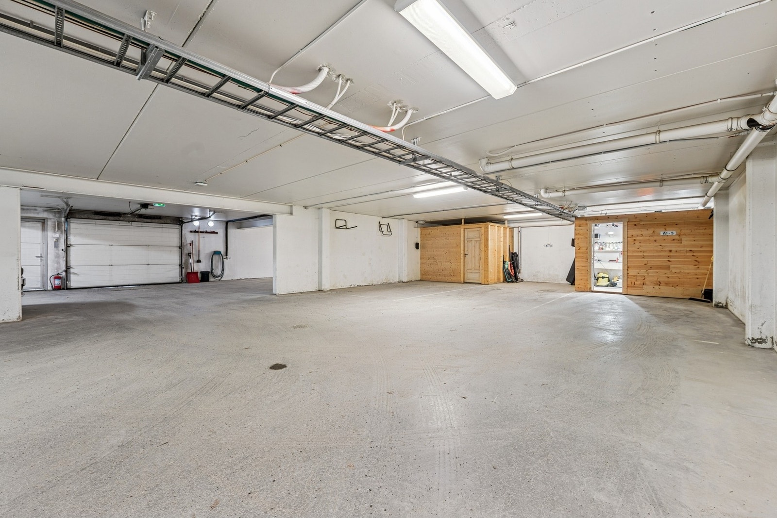 Leiligheten disponerer parkeringsplassen til høyre merket A1-5 i garasjeanlegget. I bakkant finner du en praktisk smørebod - perfekt for å preppe skiene før en dag i bakken. Galleribilde