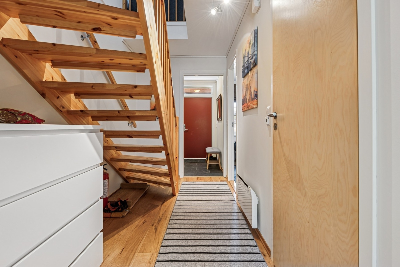 I første etasje møtes du av et praktisk vindfang, en innbydende gang, to romslige soverom med god plass til hele familien, samt et bad som gir det lille ekstra av komfort. Galleribilde